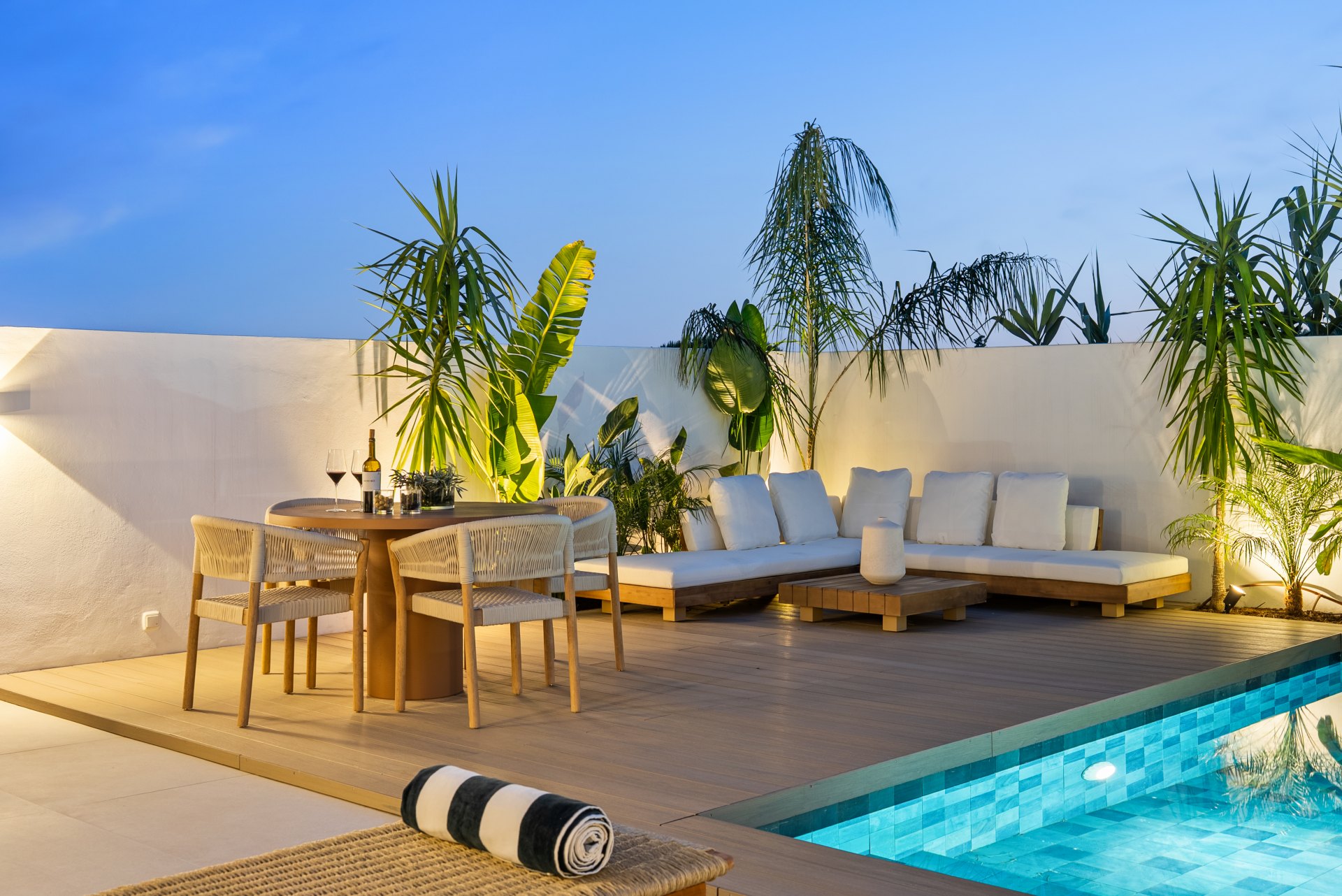 Casa boutique con piscina privada de estilo minimalista, inspirada en estilo italiano mediterráneo en Nueva Andalucía