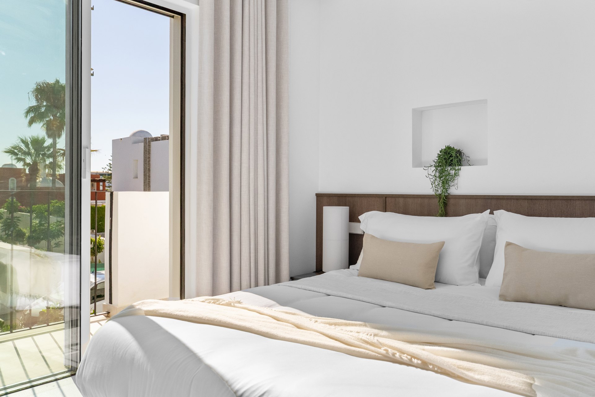 Casa boutique con piscina privada de estilo minimalista, inspirada en estilo italiano mediterráneo en Nueva Andalucía