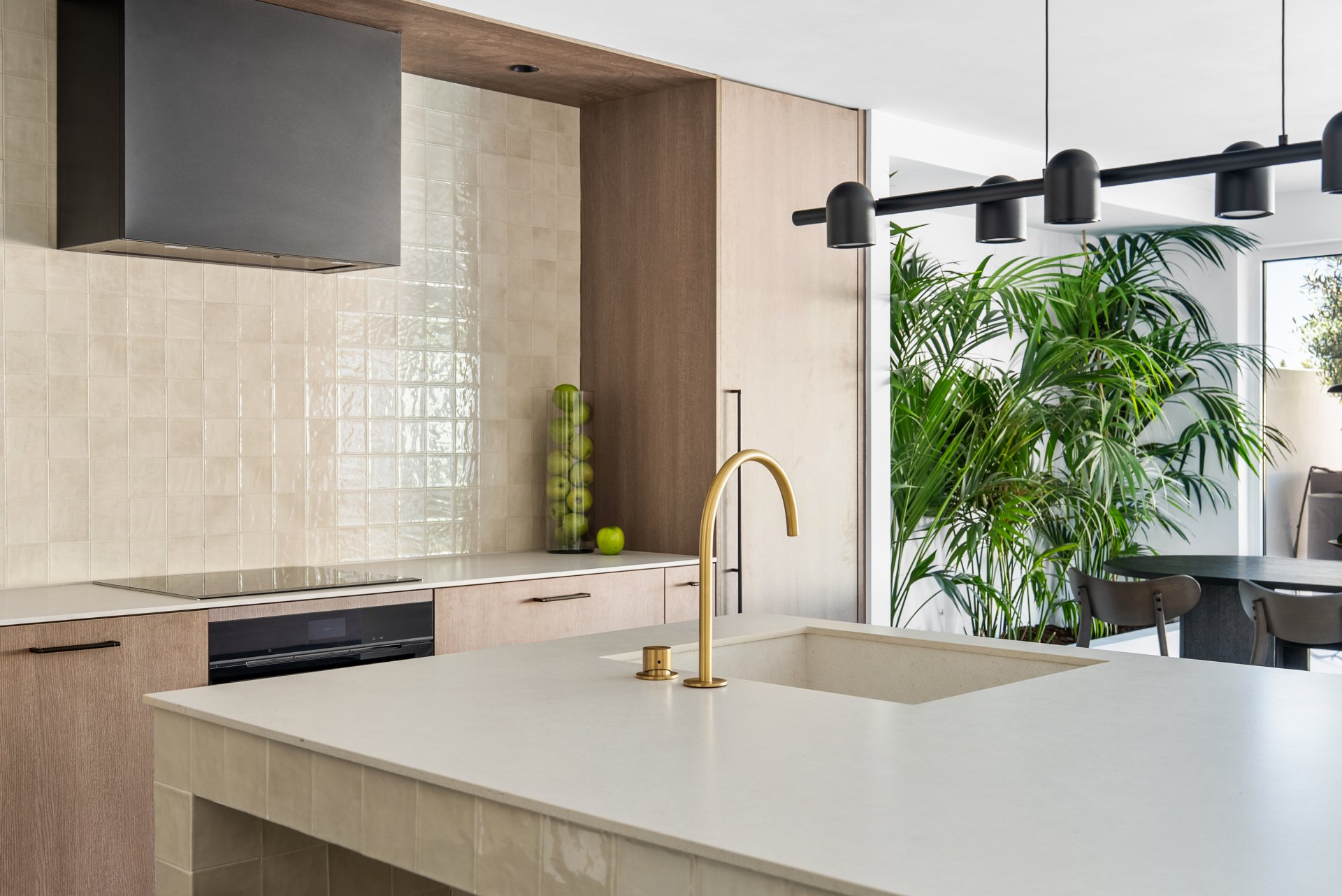 Casa boutique con piscina privada de estilo minimalista, inspirada en estilo italiano mediterráneo en Nueva Andalucía