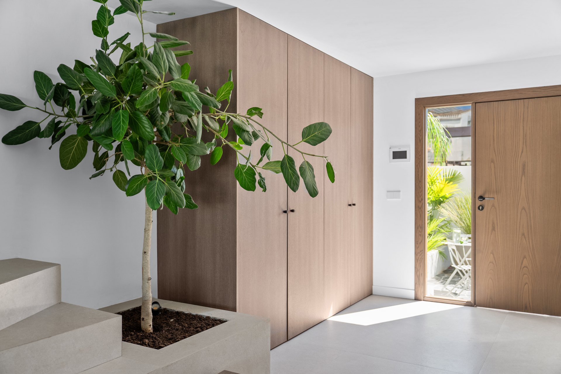 Casa boutique con piscina privada de estilo minimalista, inspirada en estilo italiano mediterráneo en Nueva Andalucía