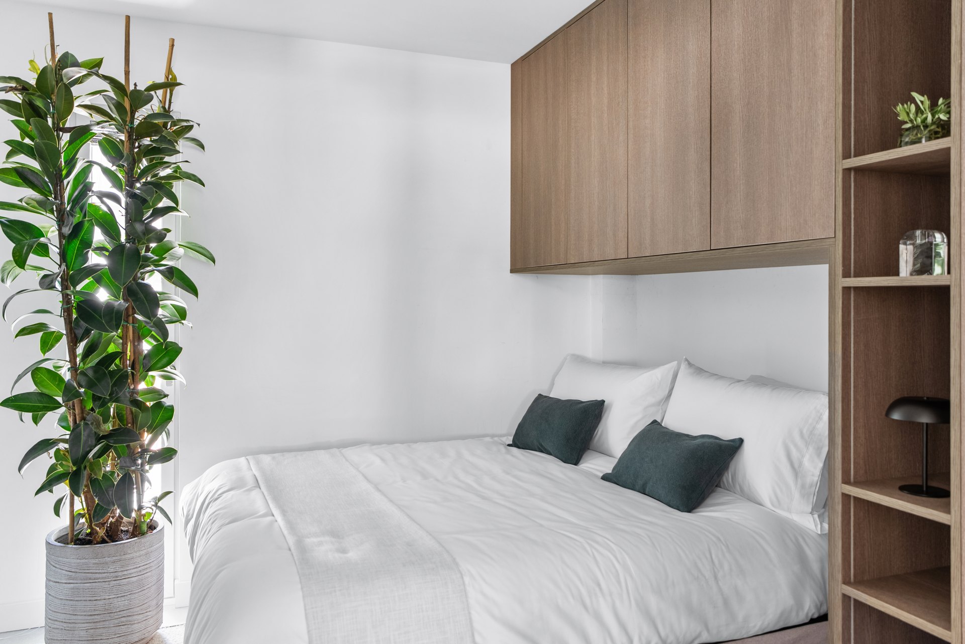 Casa boutique con piscina privada de estilo minimalista, inspirada en estilo italiano mediterráneo en Nueva Andalucía