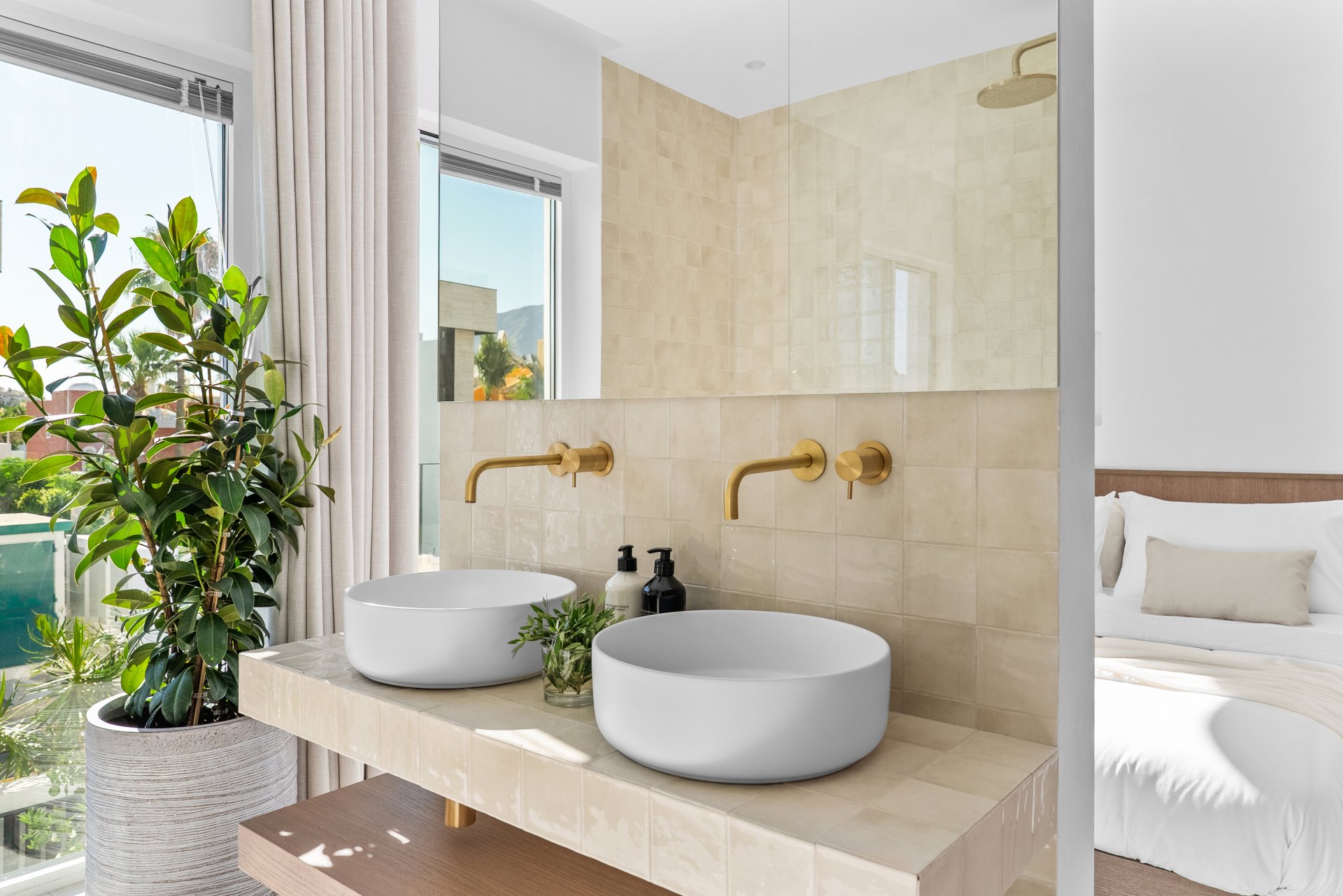 Casa boutique con piscina privada de estilo minimalista, inspirada en estilo italiano mediterráneo en Nueva Andalucía