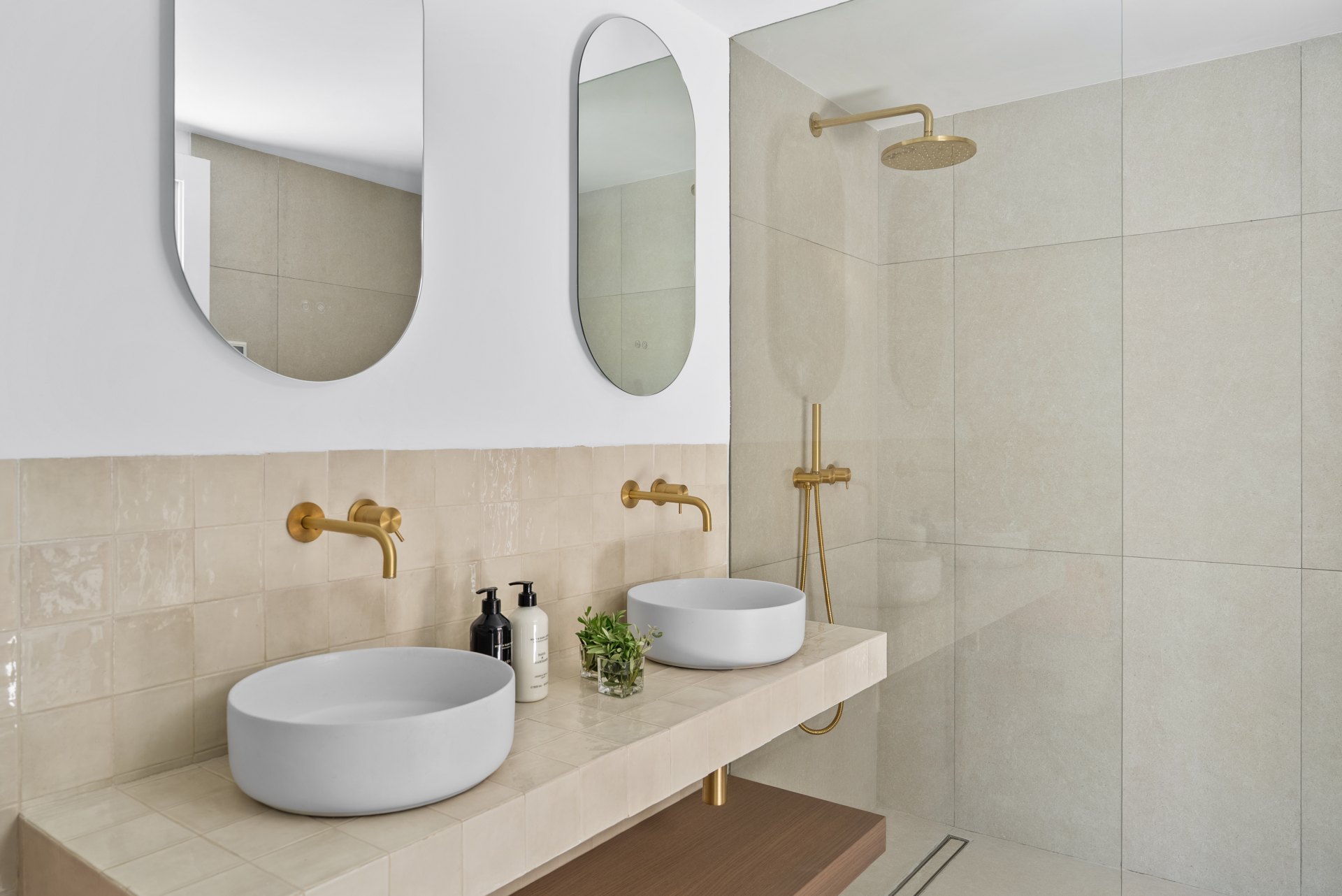 Casa boutique con piscina privada de estilo minimalista, inspirada en estilo italiano mediterráneo en Nueva Andalucía