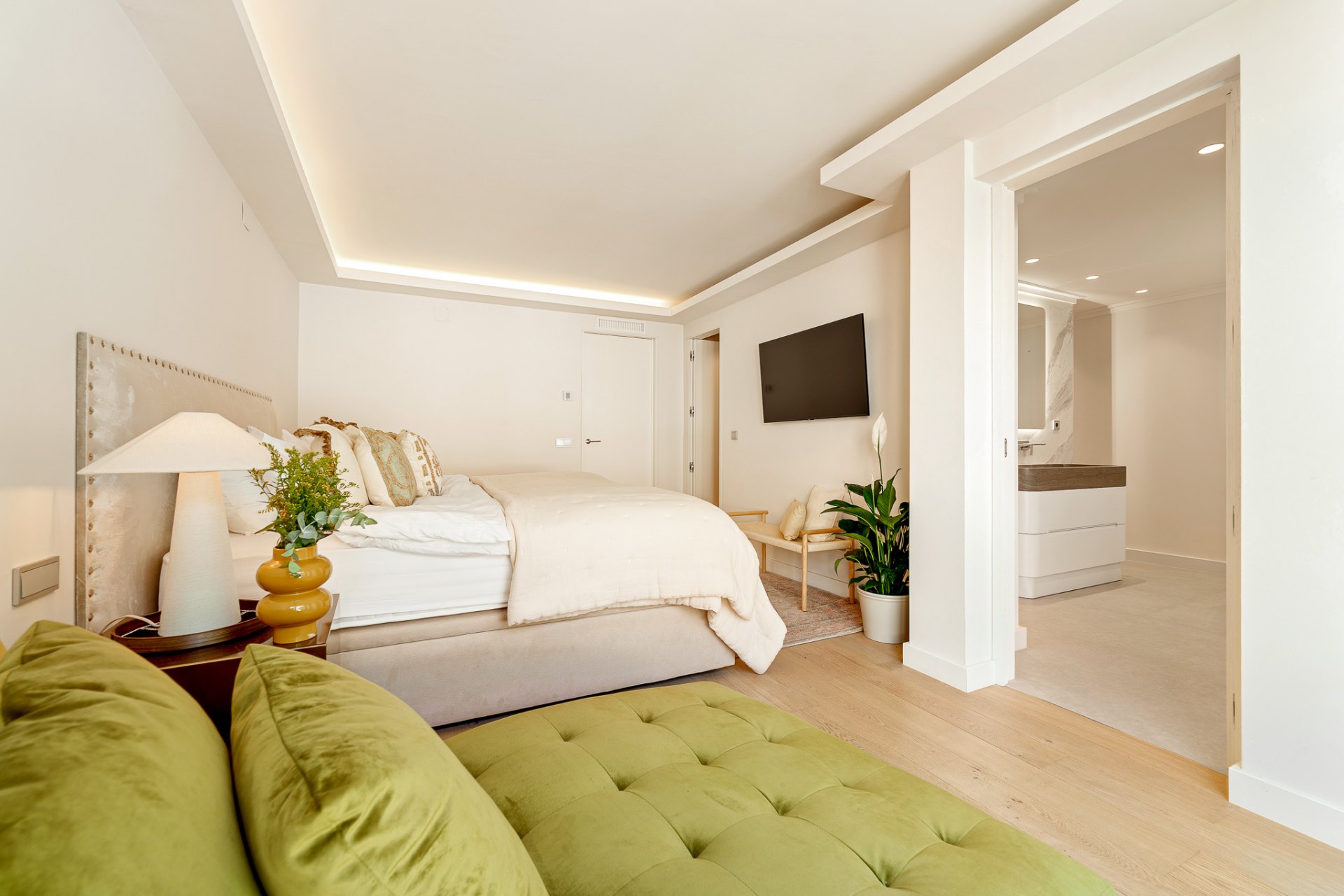 Beautiful fully renovated townhouse just 100 metres from the beach on the Golden Mile, Marbella