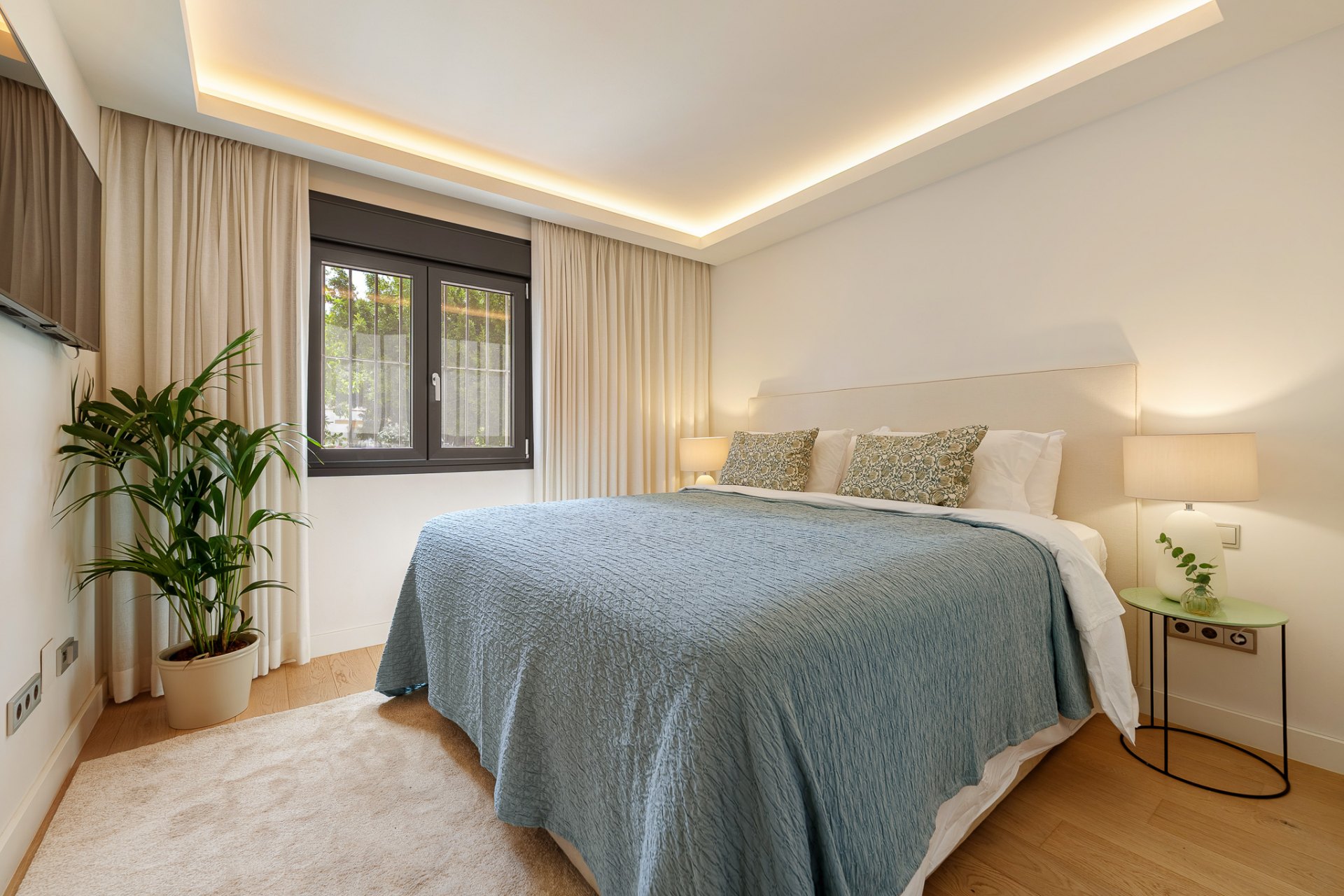 Beautiful fully renovated townhouse just 100 metres from the beach on the Golden Mile, Marbella