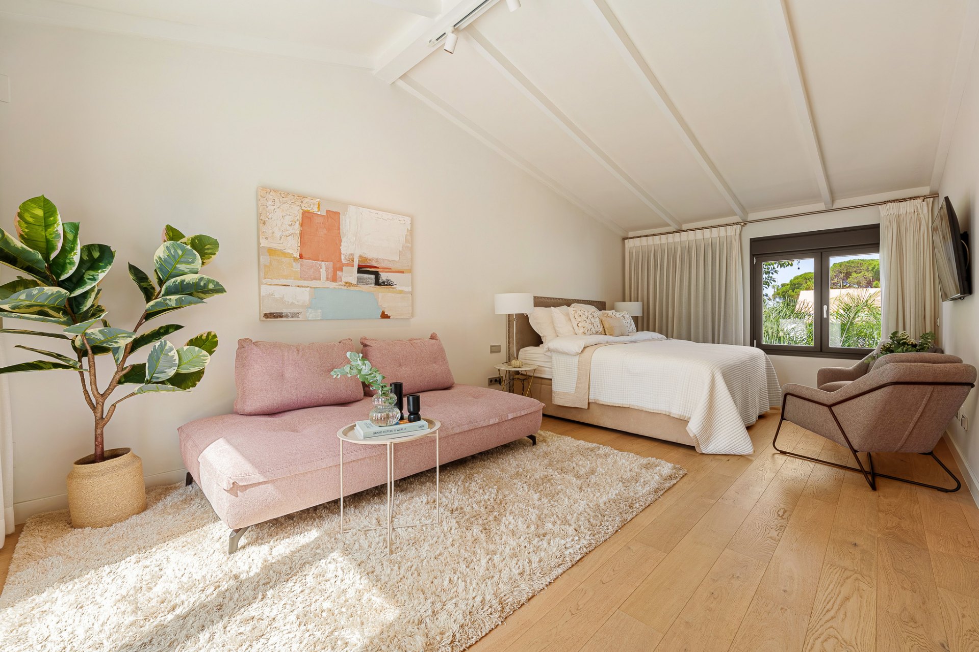 Beautiful fully renovated townhouse just 100 metres from the beach on the Golden Mile, Marbella