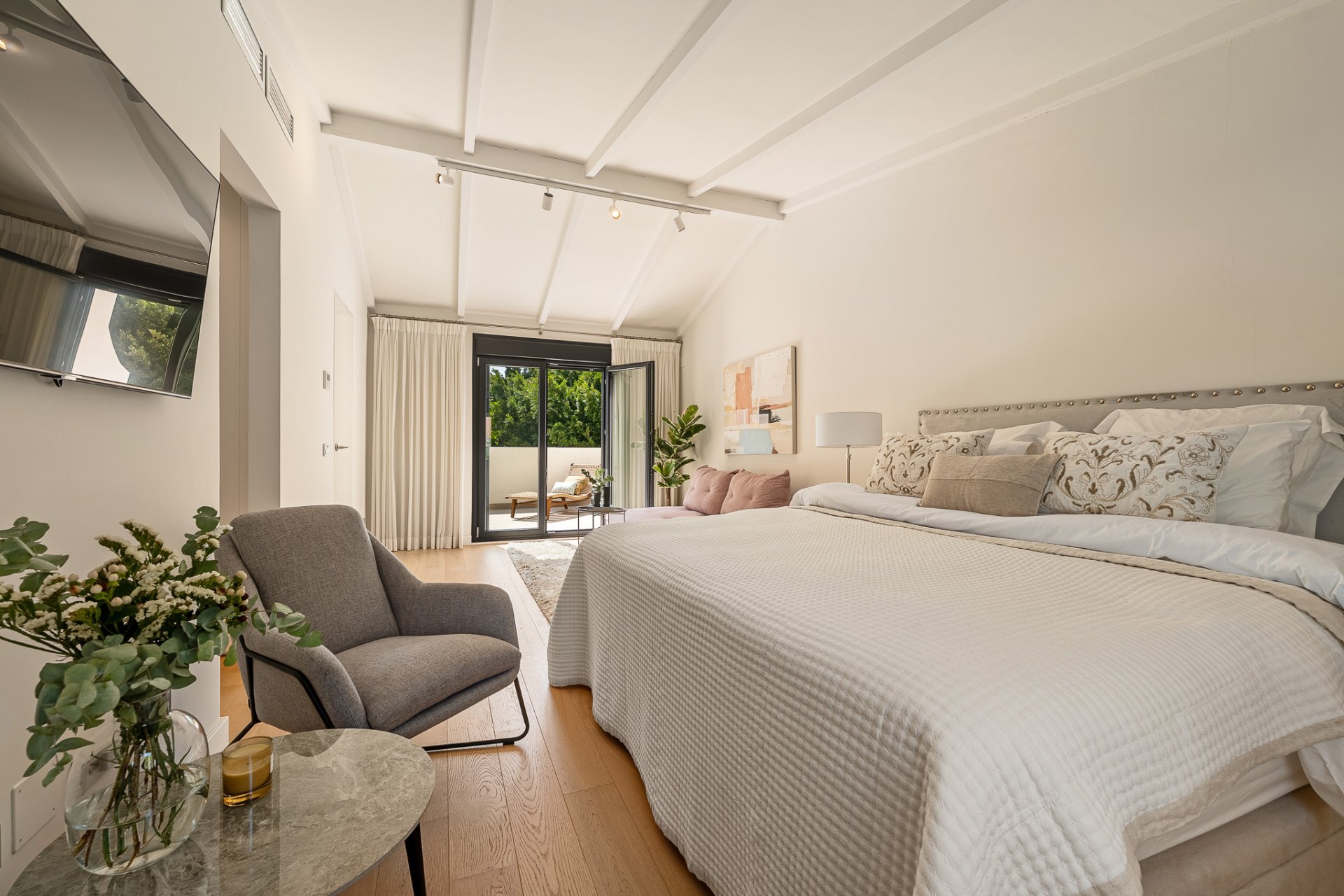 Beautiful fully renovated townhouse just 100 metres from the beach on the Golden Mile, Marbella