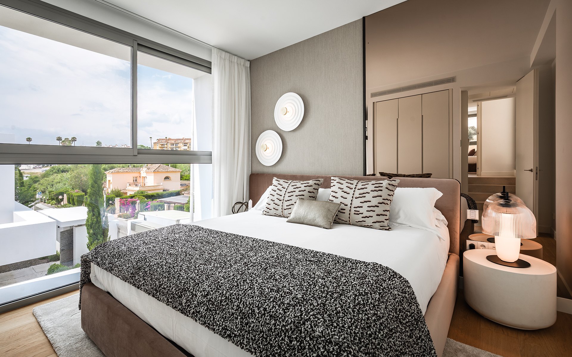 Villa a estrenar, moderna y mediterránea, en la Nueva Milla de Oro, Estepona