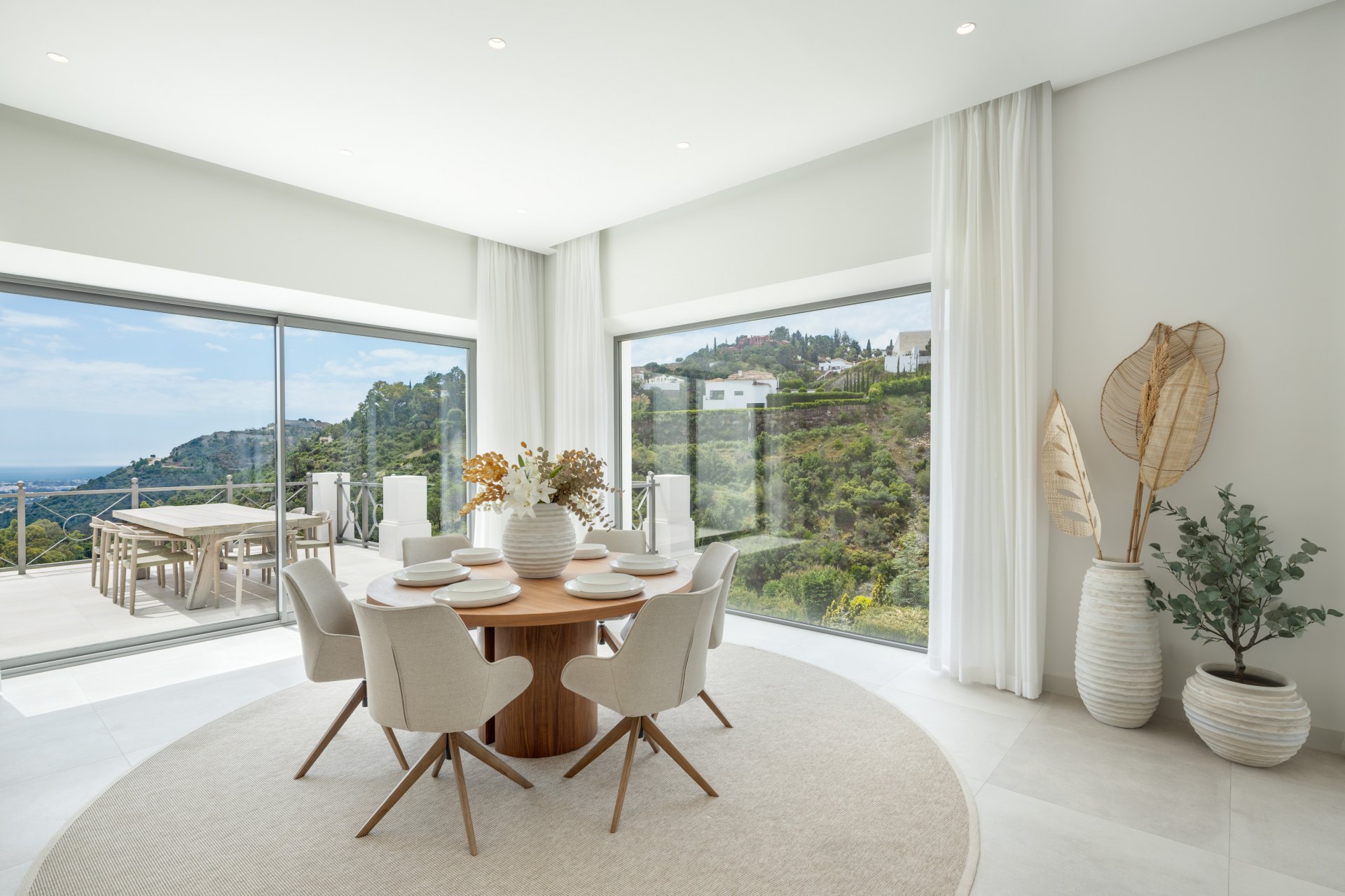 Maravillosa villa de diseño contemporáneo andaluz con increíbles vistas al mar en El Madroñal, Benahavís