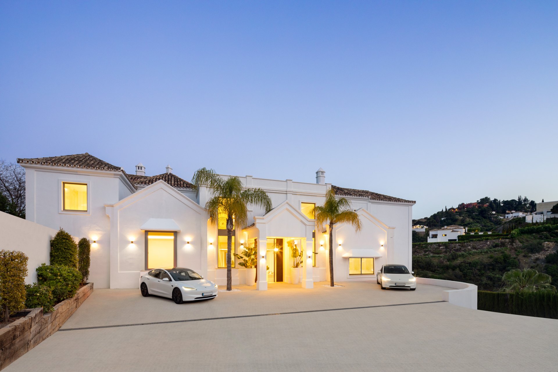 Maravillosa villa de diseño contemporáneo andaluz con increíbles vistas al mar en El Madroñal, Benahavís