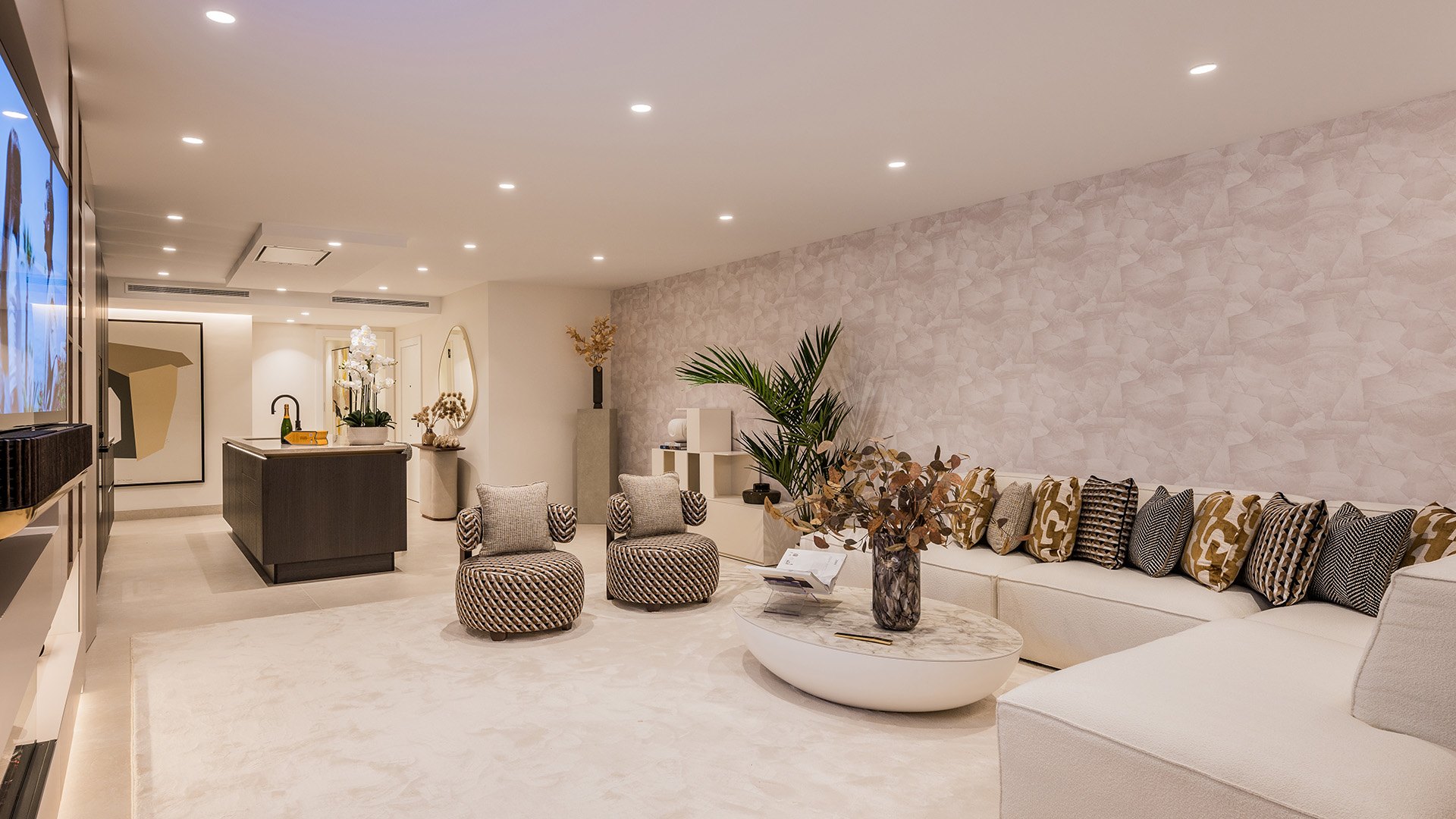 Exquisite fully renovated beachfront apartment in an exclusive development, Estepona