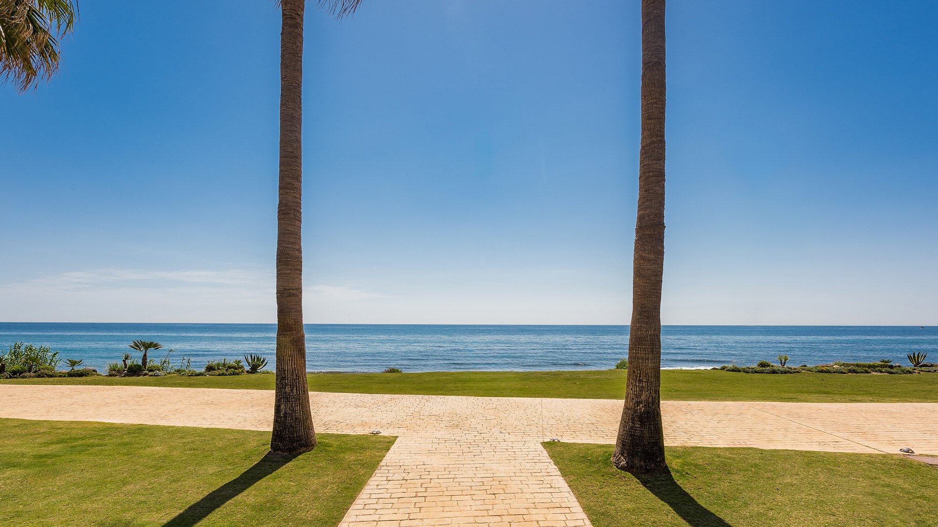 Exquisite fully renovated beachfront apartment in an exclusive development, Estepona