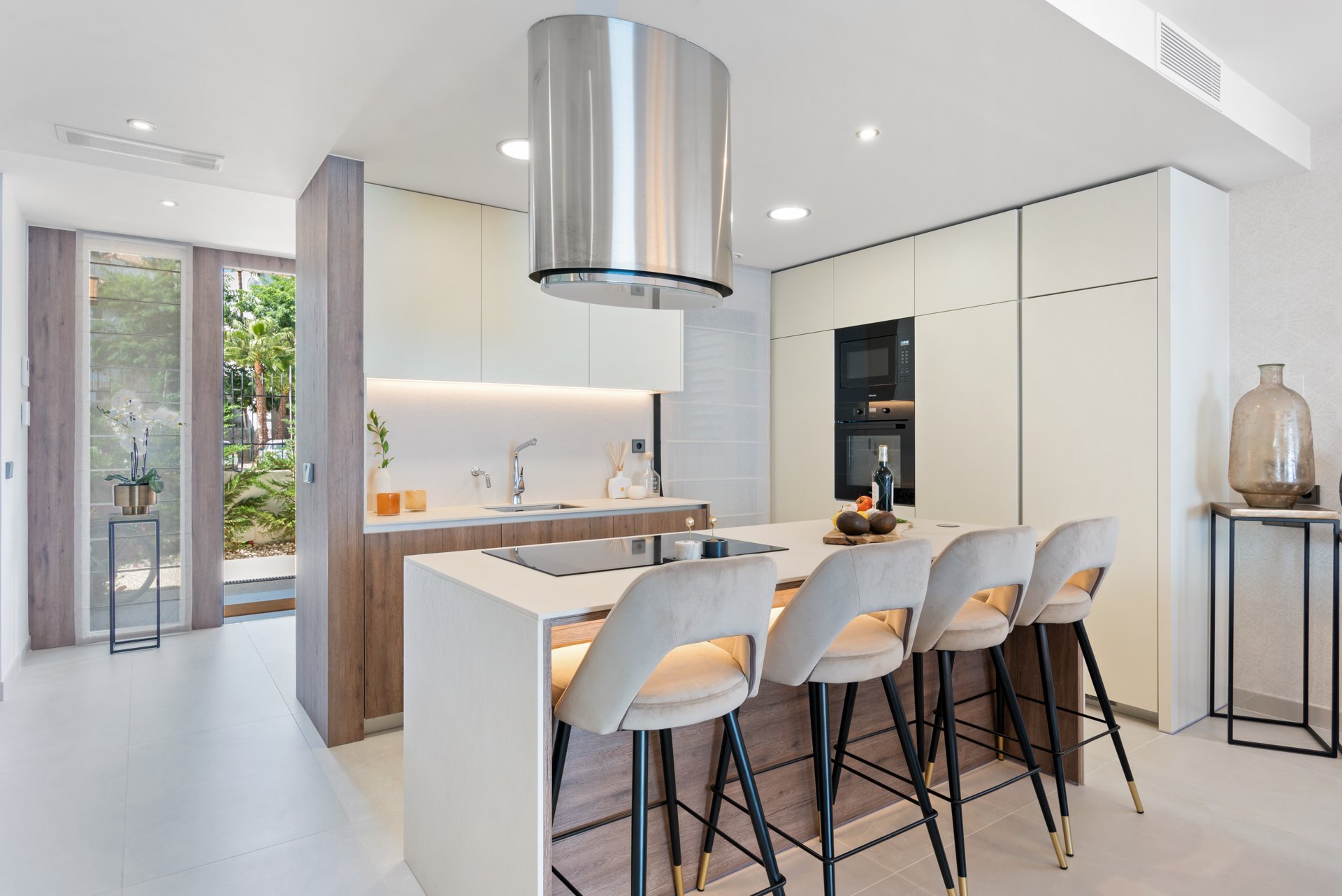 Elegancia contemporánea a escasos metros de la playa, Puerto Banús, Marbella