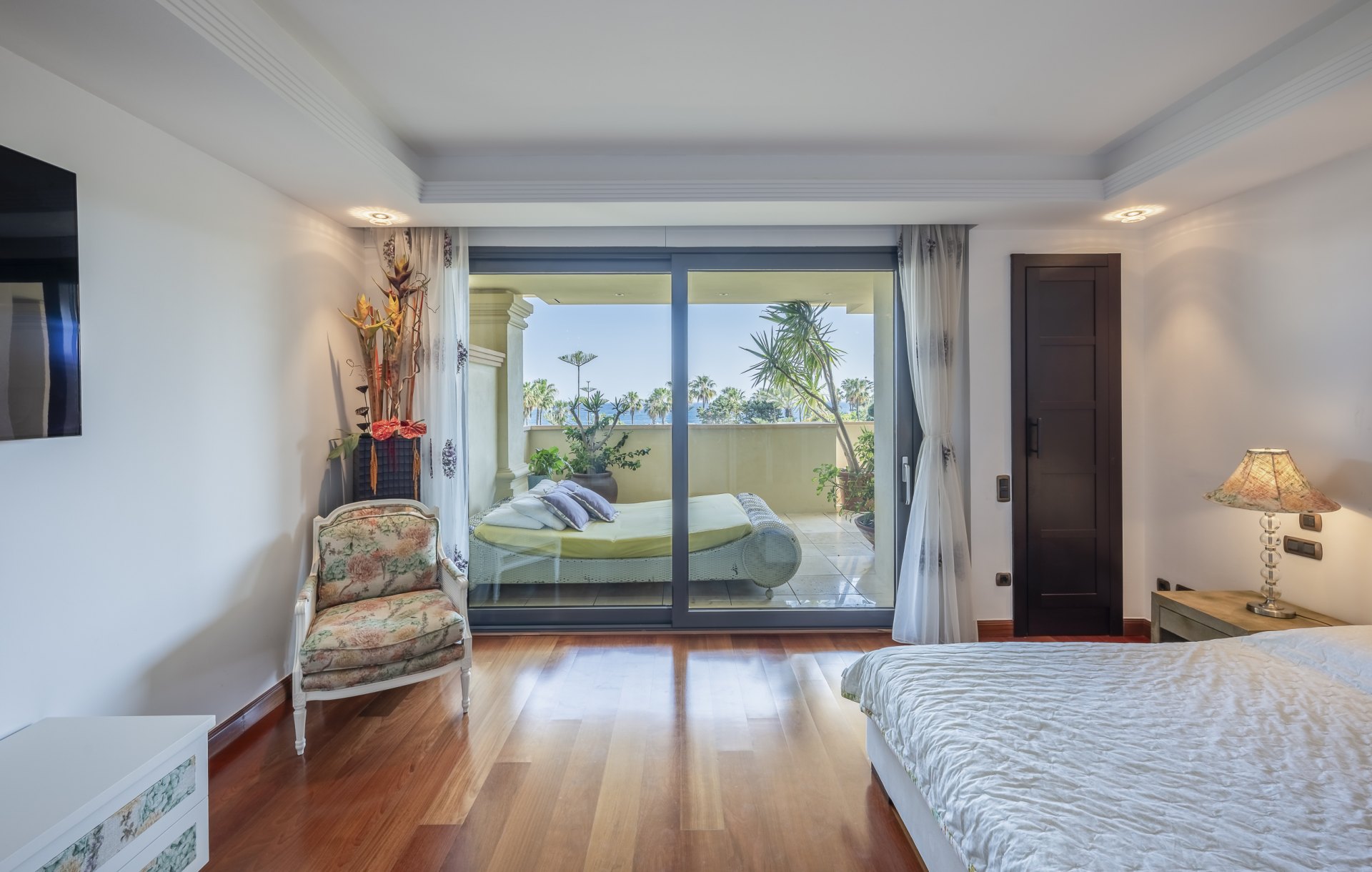 Excepcional apartamento en primera línea de playa con interiores amplios y vistas al mar, a solo unos pasos de Puerto Banús