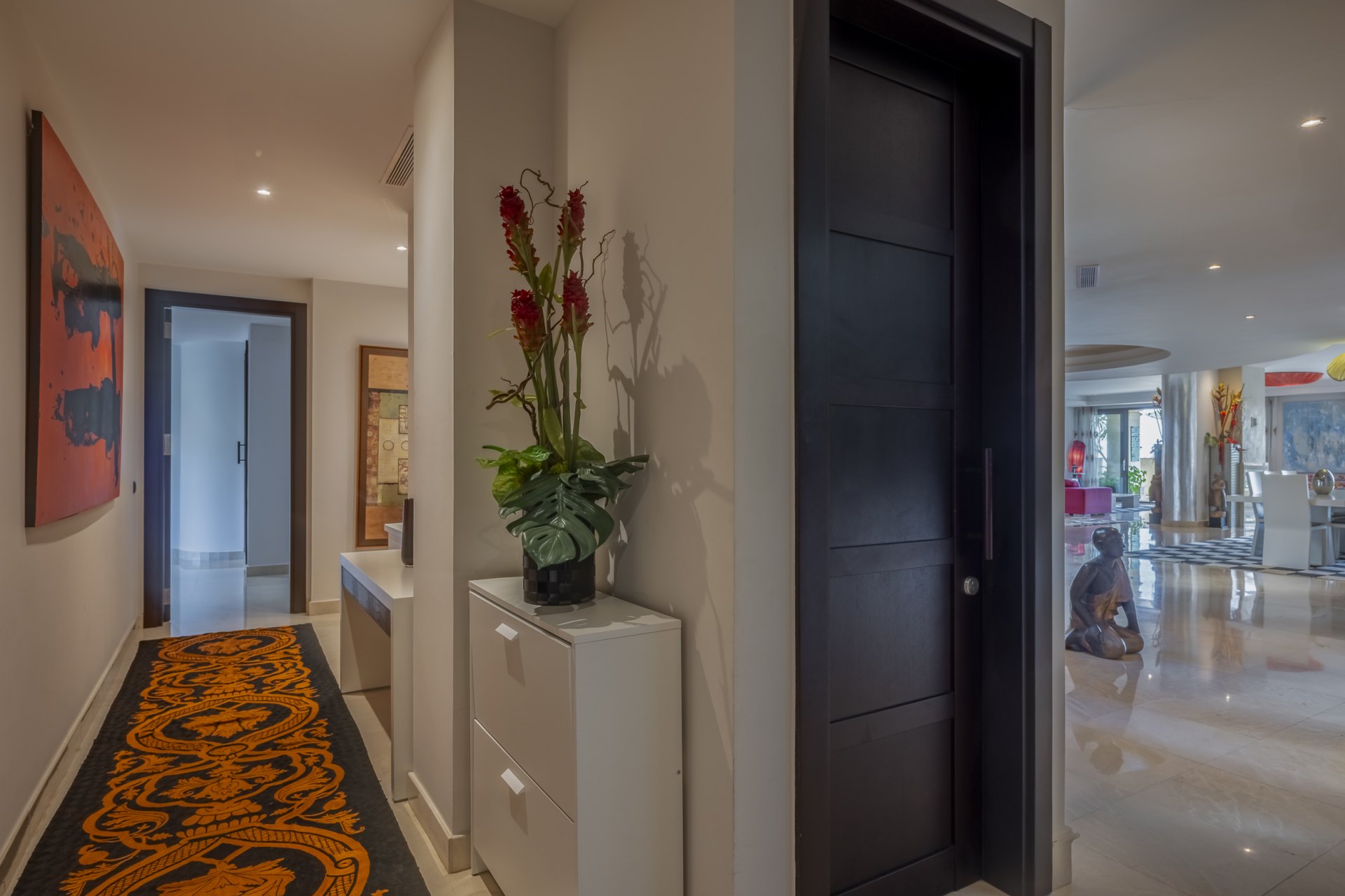 Excepcional apartamento en primera línea de playa con interiores amplios y vistas al mar, a solo unos pasos de Puerto Banús