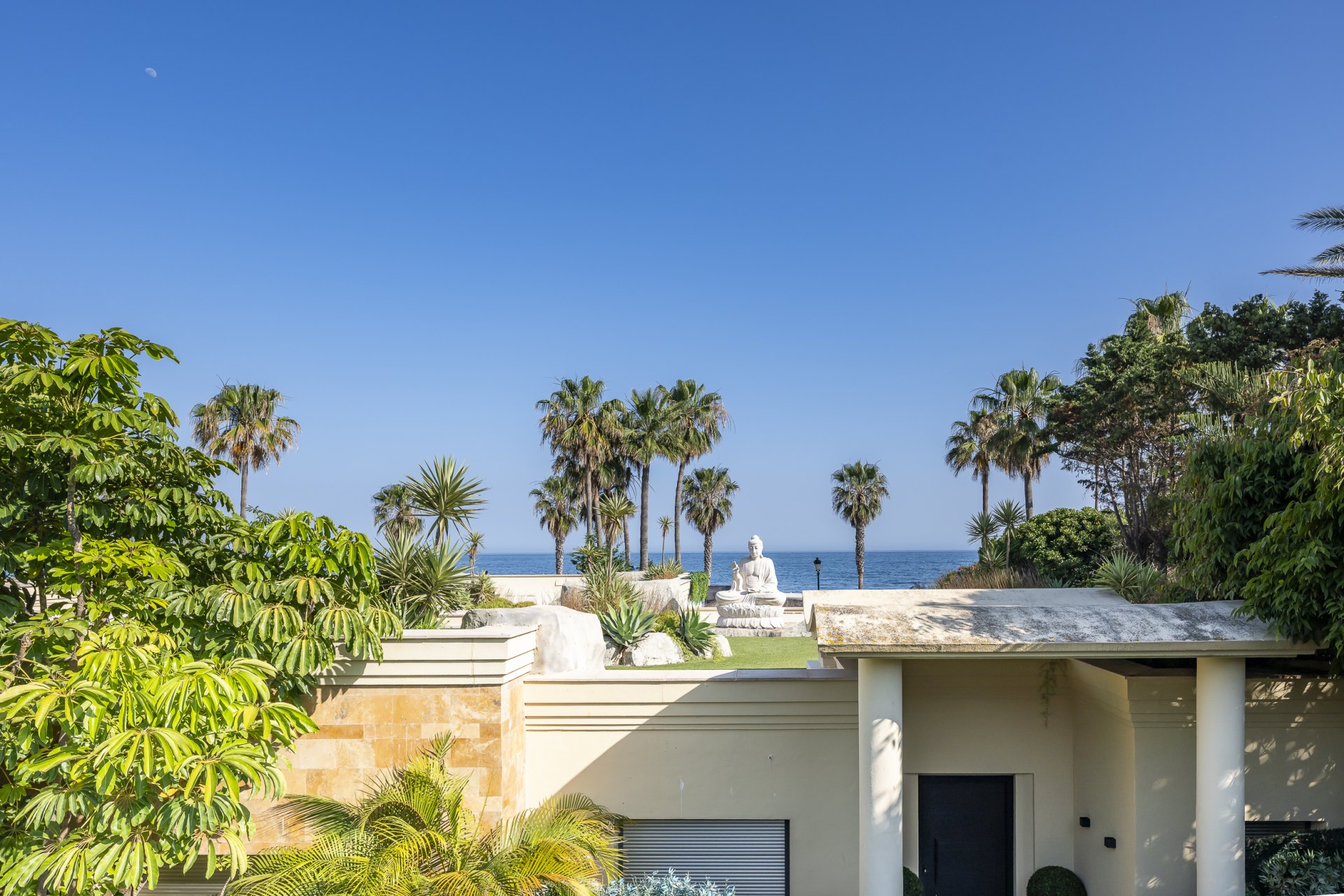 Excepcional apartamento en primera línea de playa con interiores amplios y vistas al mar, a solo unos pasos de Puerto Banús