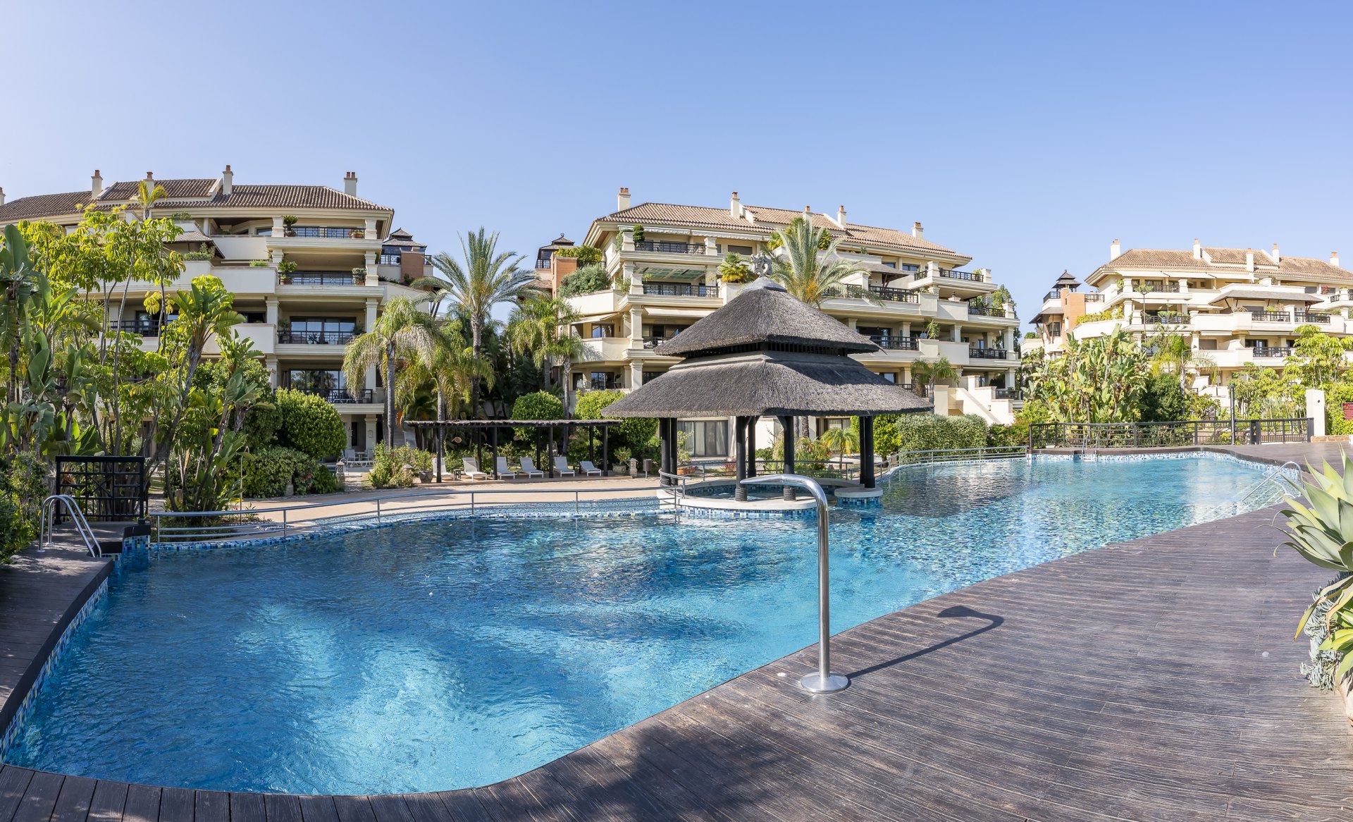 Excepcional apartamento en primera línea de playa con interiores amplios y vistas al mar, a solo unos pasos de Puerto Banús