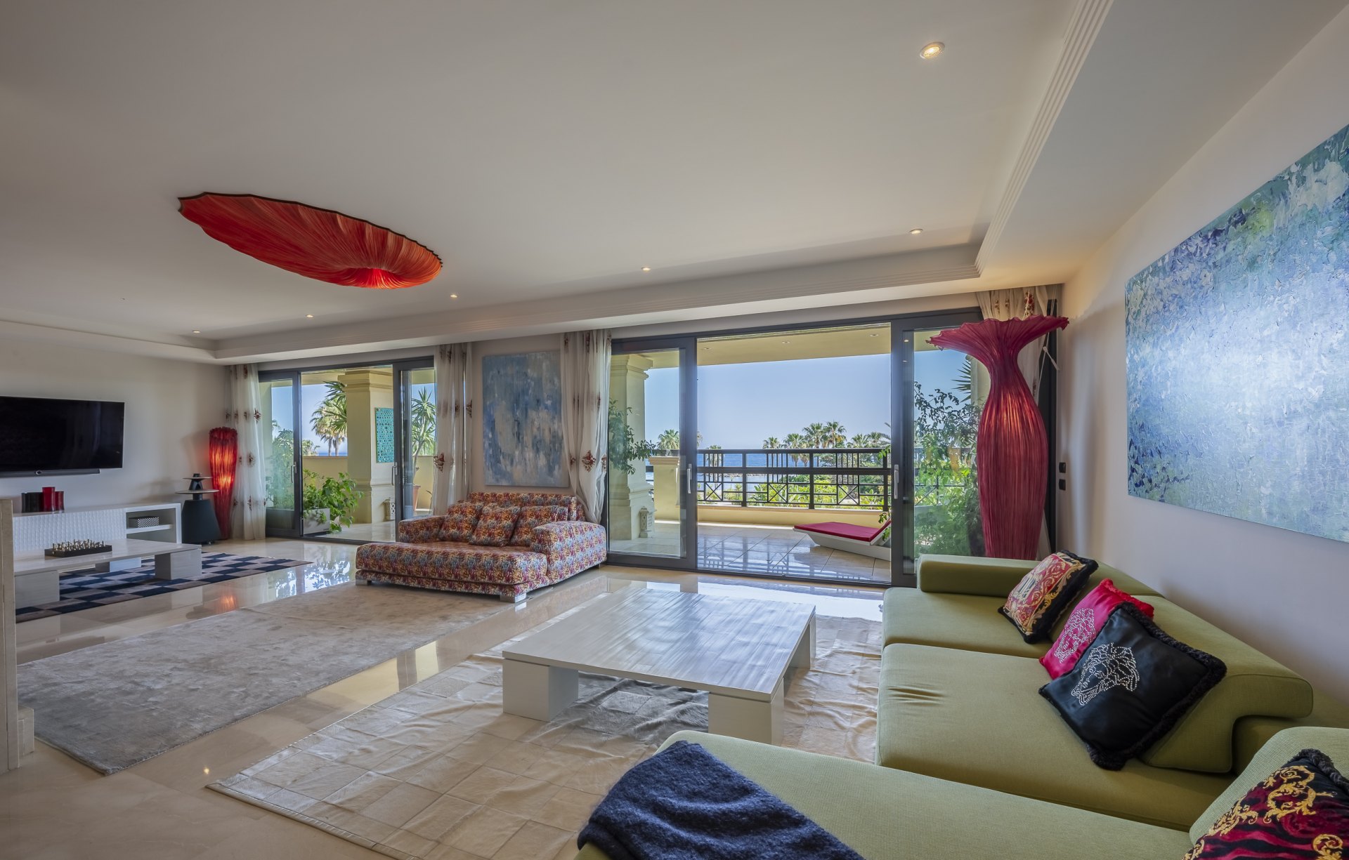 Excepcional apartamento en primera línea de playa con interiores amplios y vistas al mar, a solo unos pasos de Puerto Banús