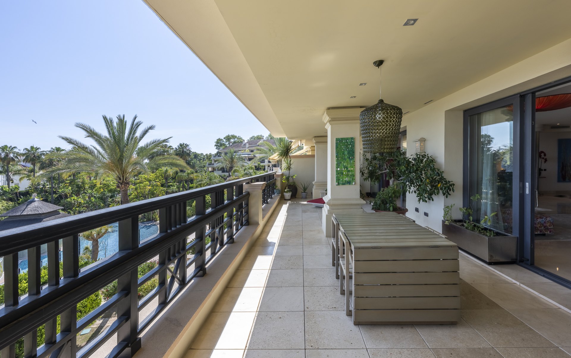 Excepcional apartamento en primera línea de playa con interiores amplios y vistas al mar, a solo unos pasos de Puerto Banús