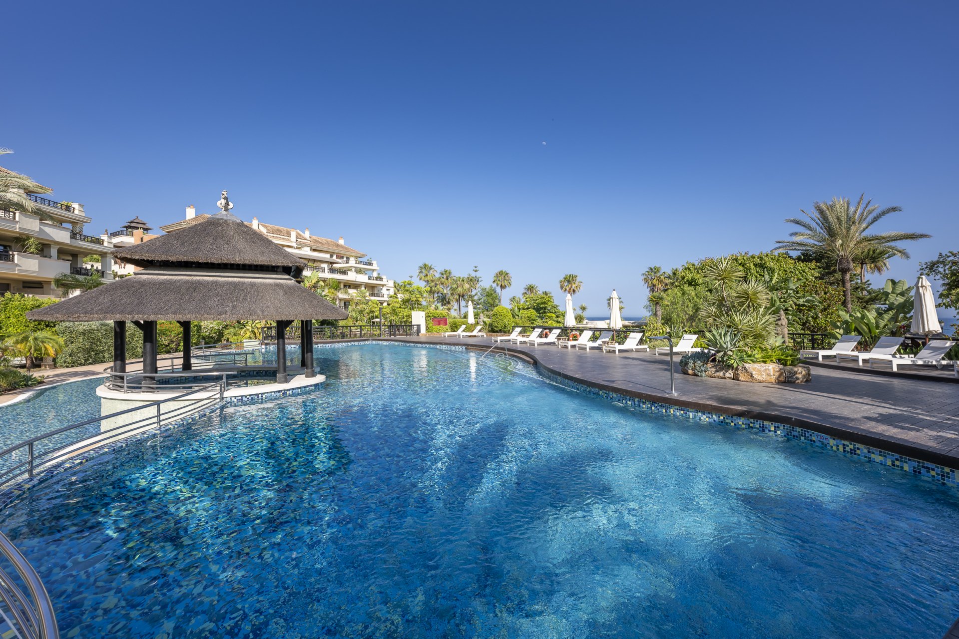 Excepcional apartamento en primera línea de playa con interiores amplios y vistas al mar, a solo unos pasos de Puerto Banús