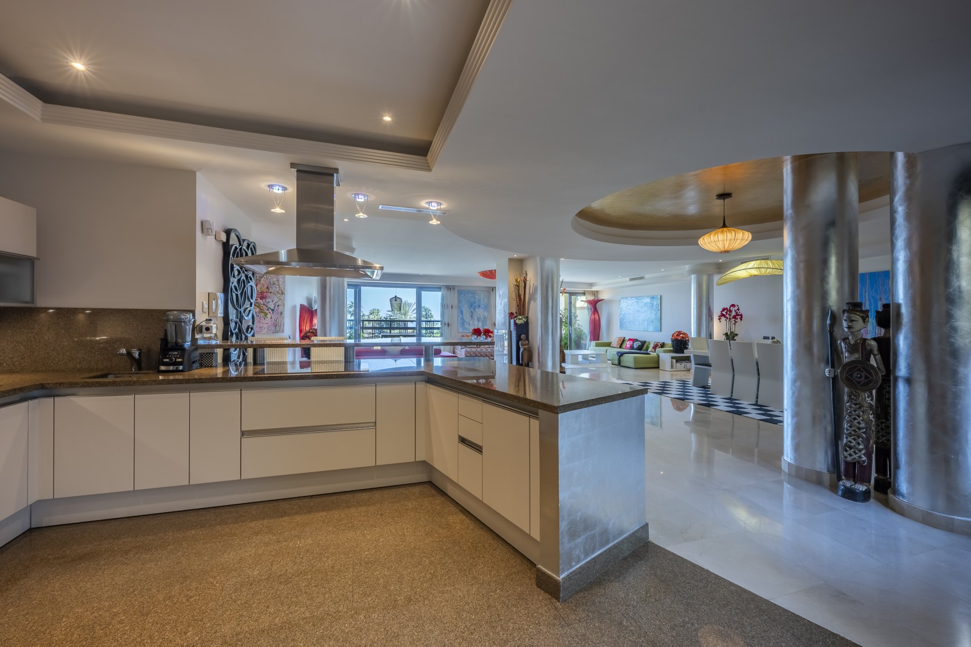 Excepcional apartamento en primera línea de playa con interiores amplios y vistas al mar, a solo unos pasos de Puerto Banús