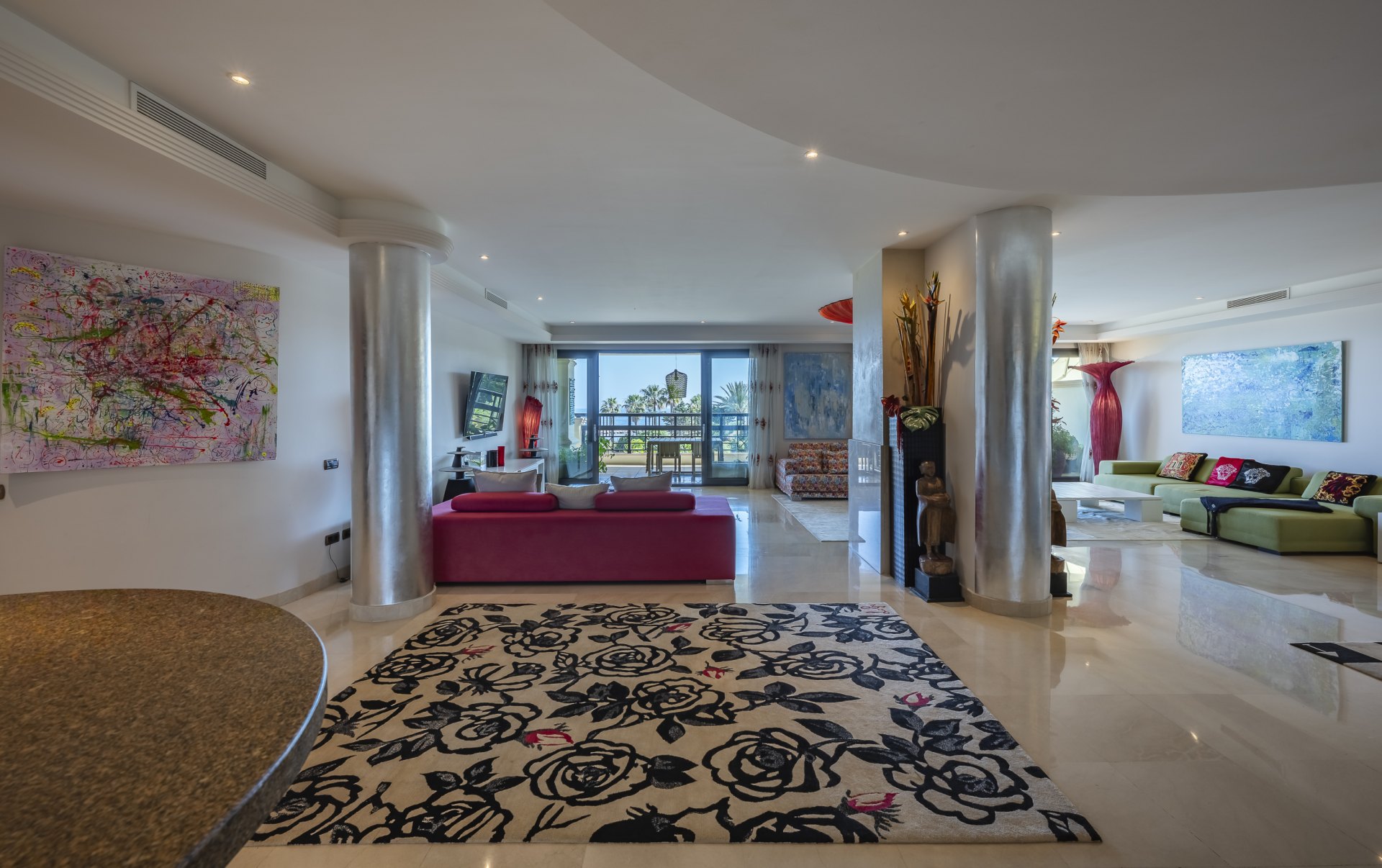 Excepcional apartamento en primera línea de playa con interiores amplios y vistas al mar, a solo unos pasos de Puerto Banús