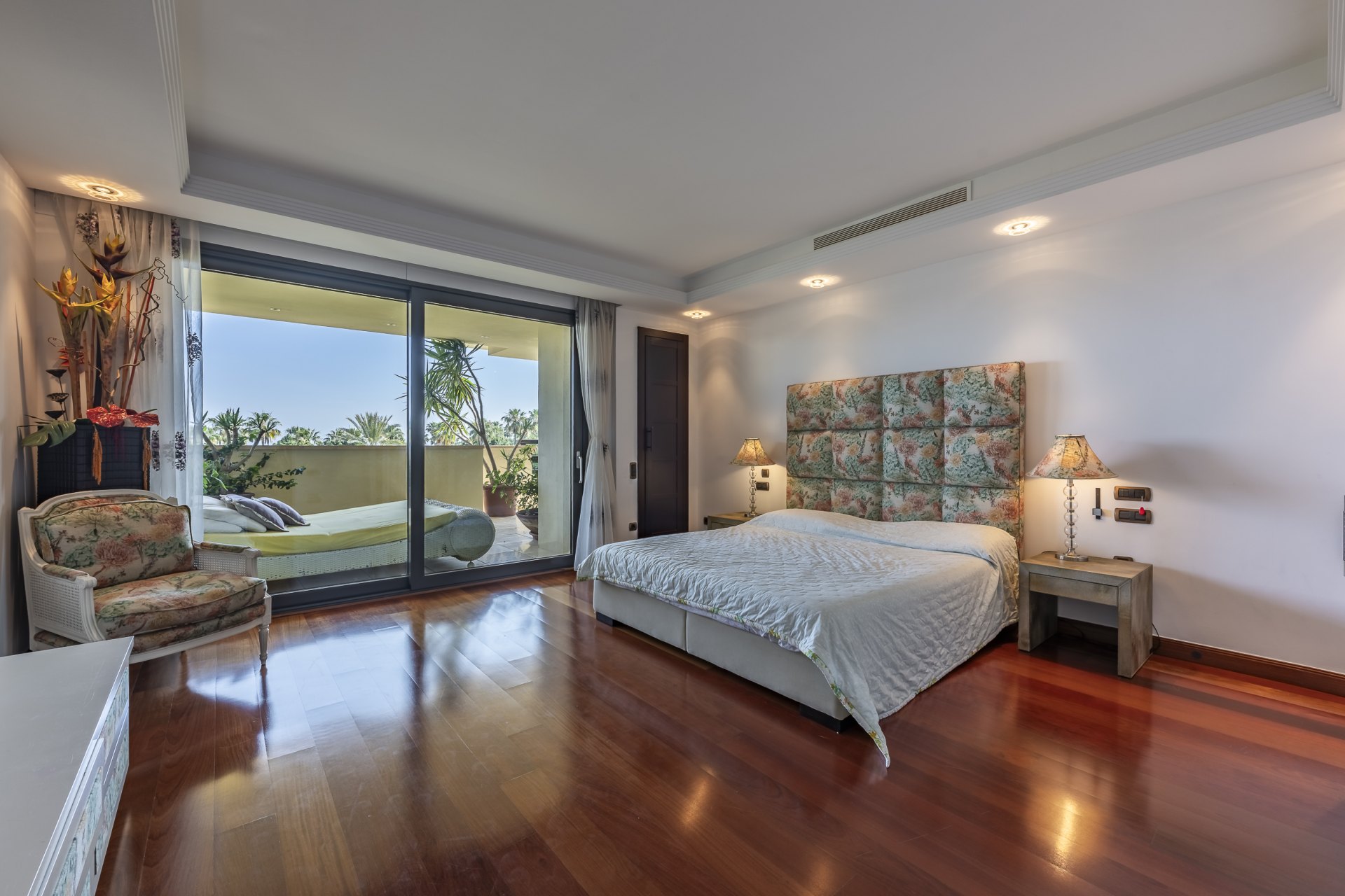 Excepcional apartamento en primera línea de playa con interiores amplios y vistas al mar, a solo unos pasos de Puerto Banús