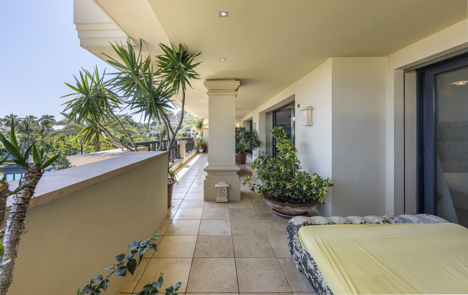 Excepcional apartamento en primera línea de playa con interiores amplios y vistas al mar, a solo unos pasos de Puerto Banús