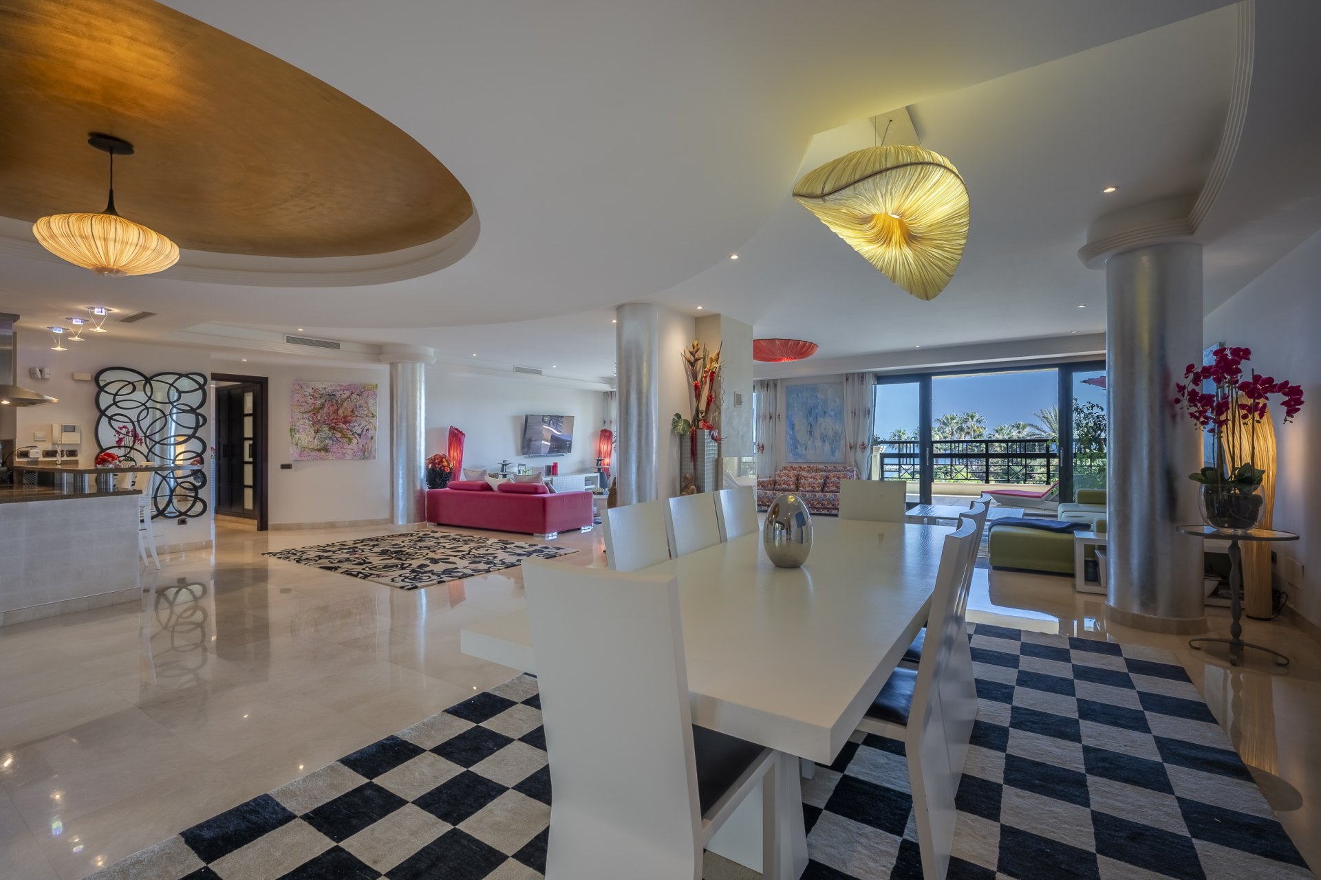 Excepcional apartamento en primera línea de playa con interiores amplios y vistas al mar, a solo unos pasos de Puerto Banús