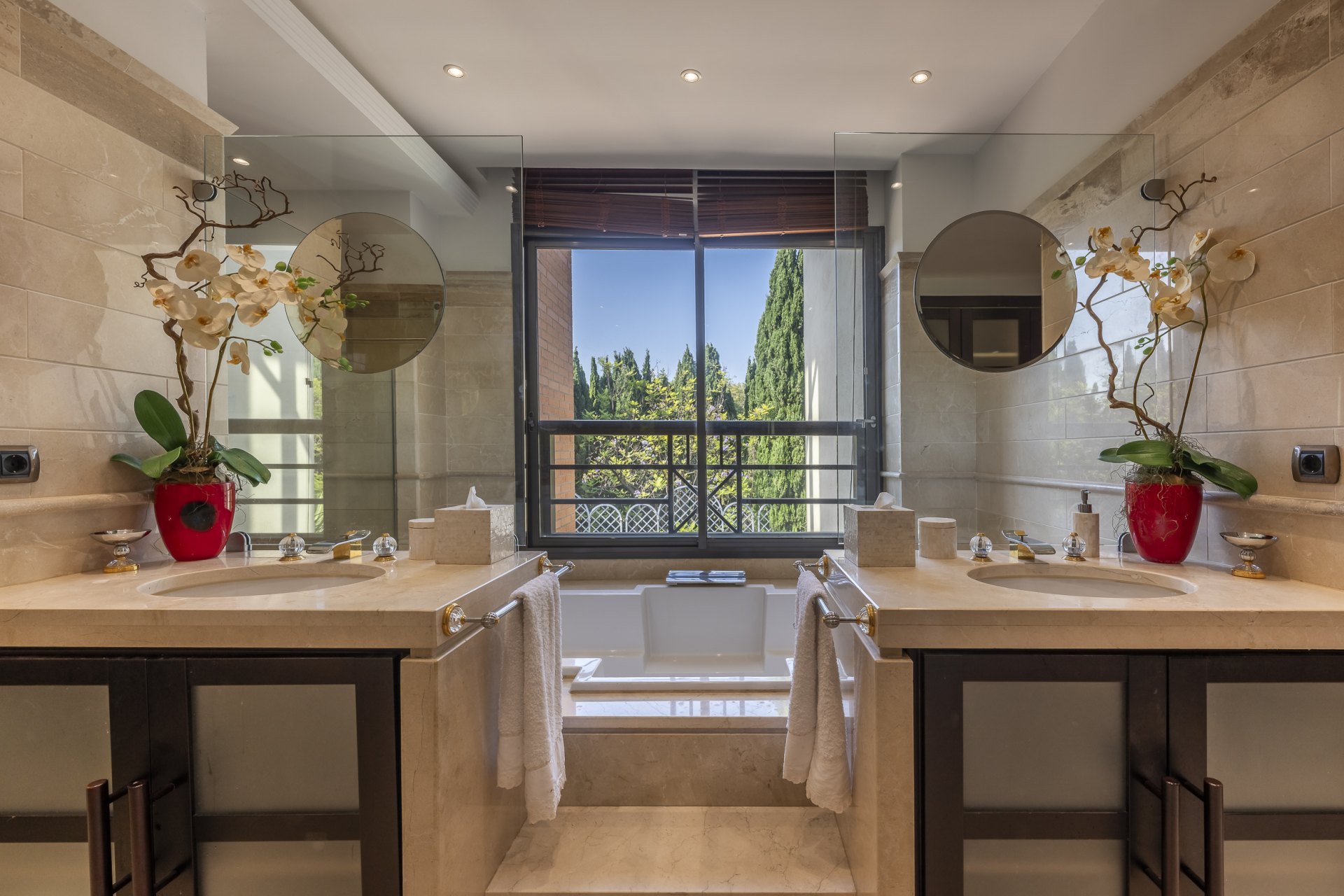 Excepcional apartamento en primera línea de playa con interiores amplios y vistas al mar, a solo unos pasos de Puerto Banús