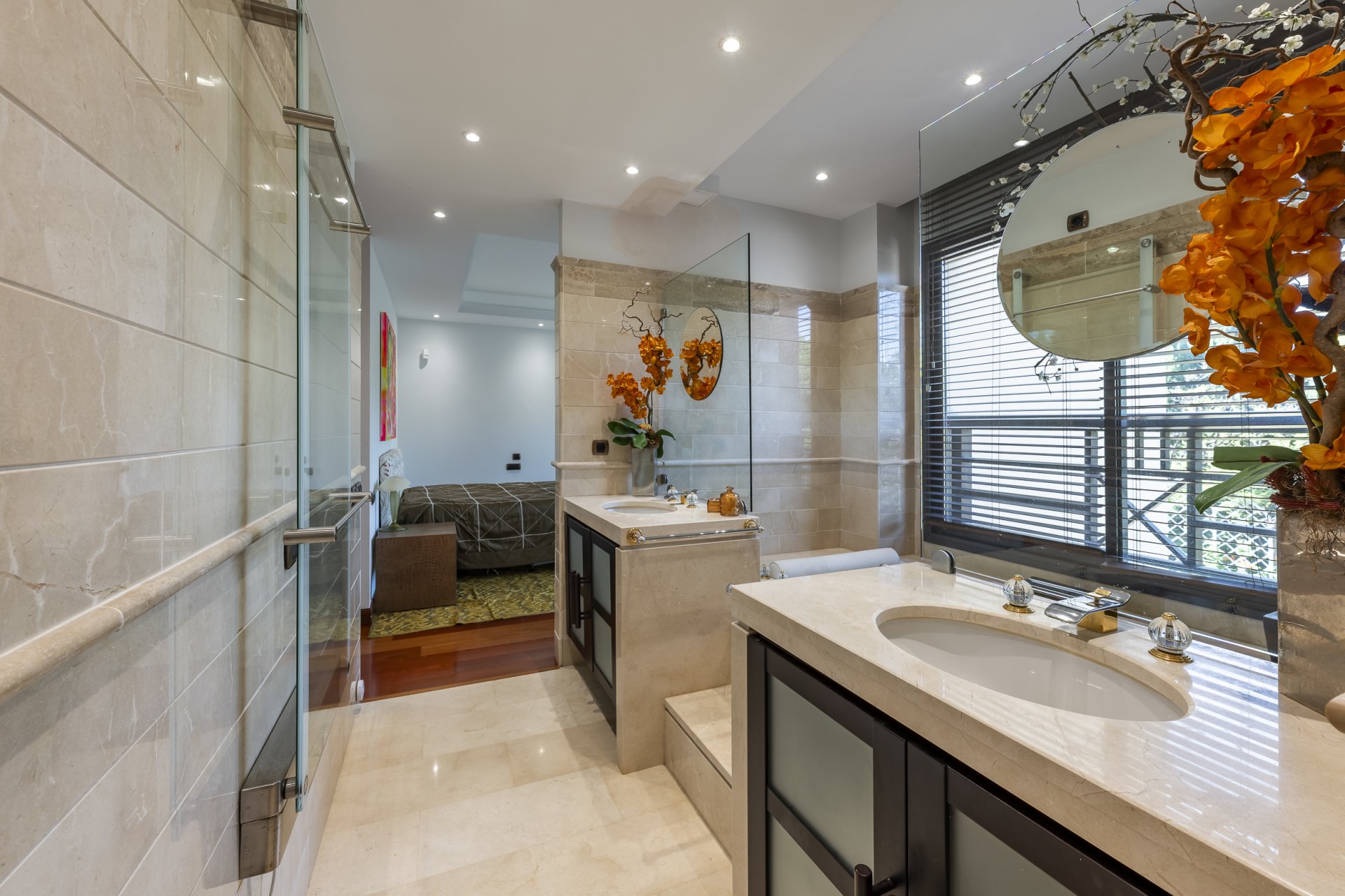 Excepcional apartamento en primera línea de playa con interiores amplios y vistas al mar, a solo unos pasos de Puerto Banús