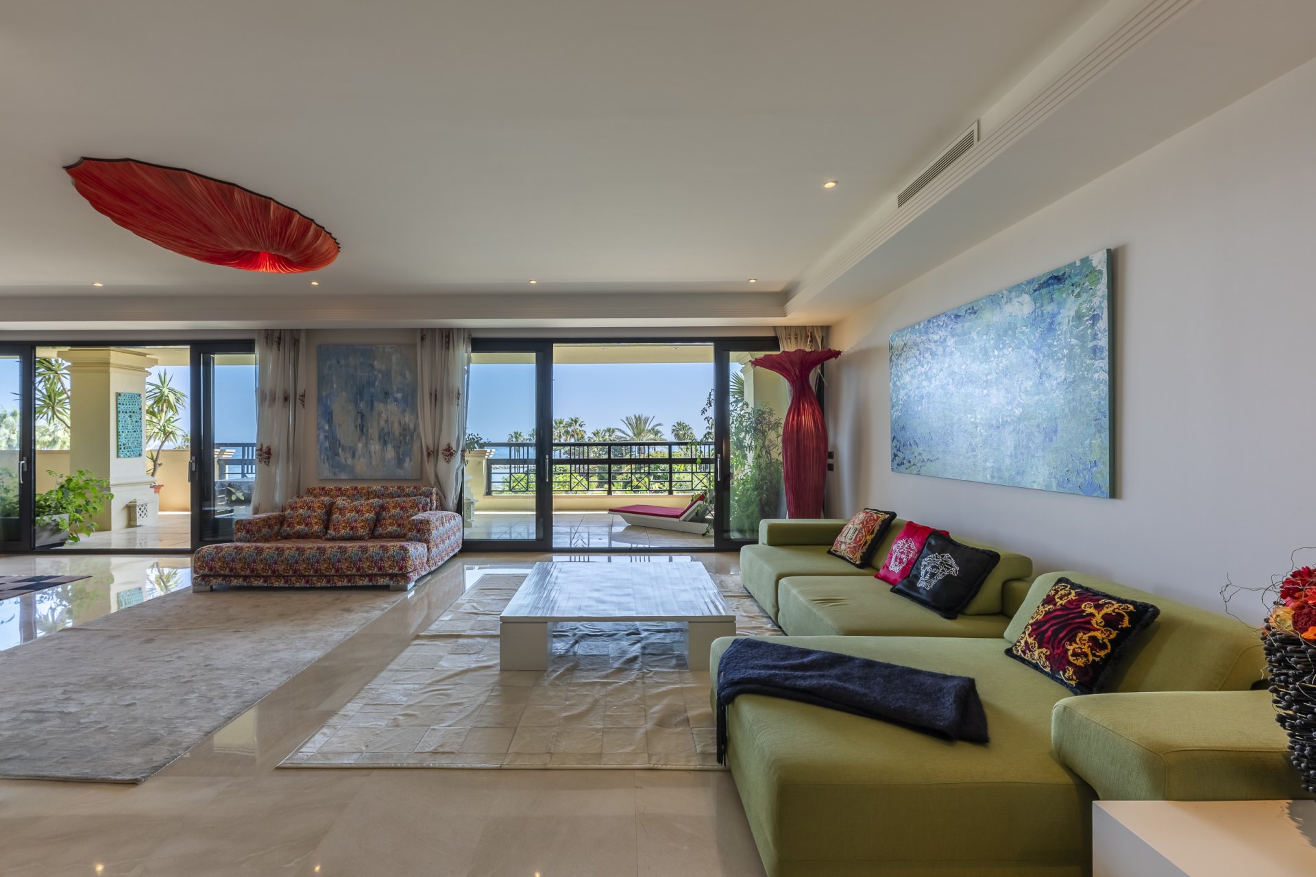 Excepcional apartamento en primera línea de playa con interiores amplios y vistas al mar, a solo unos pasos de Puerto Banús