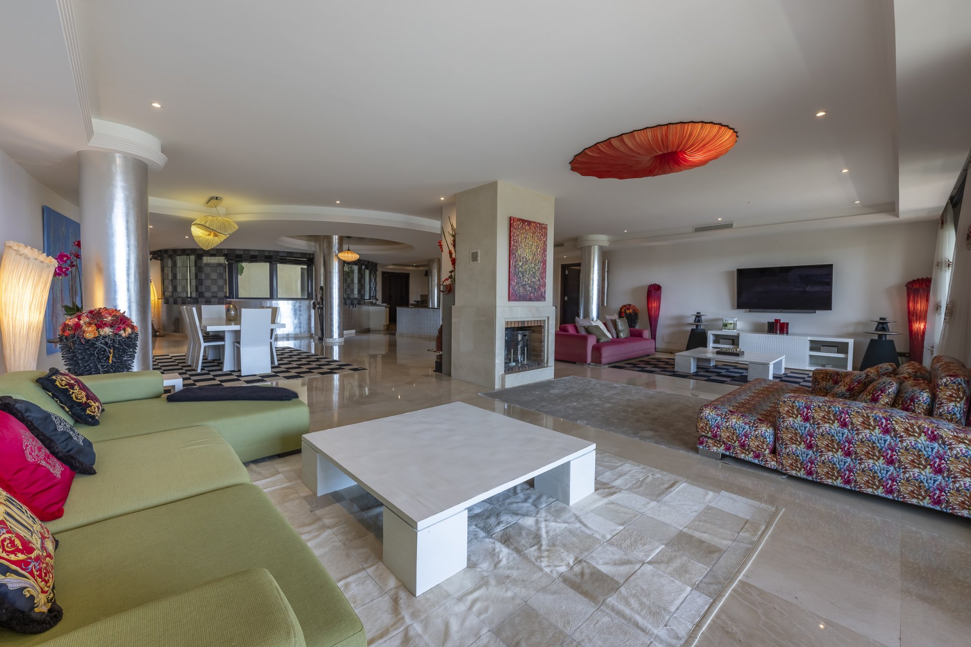 Excepcional apartamento en primera línea de playa con interiores amplios y vistas al mar, a solo unos pasos de Puerto Banús