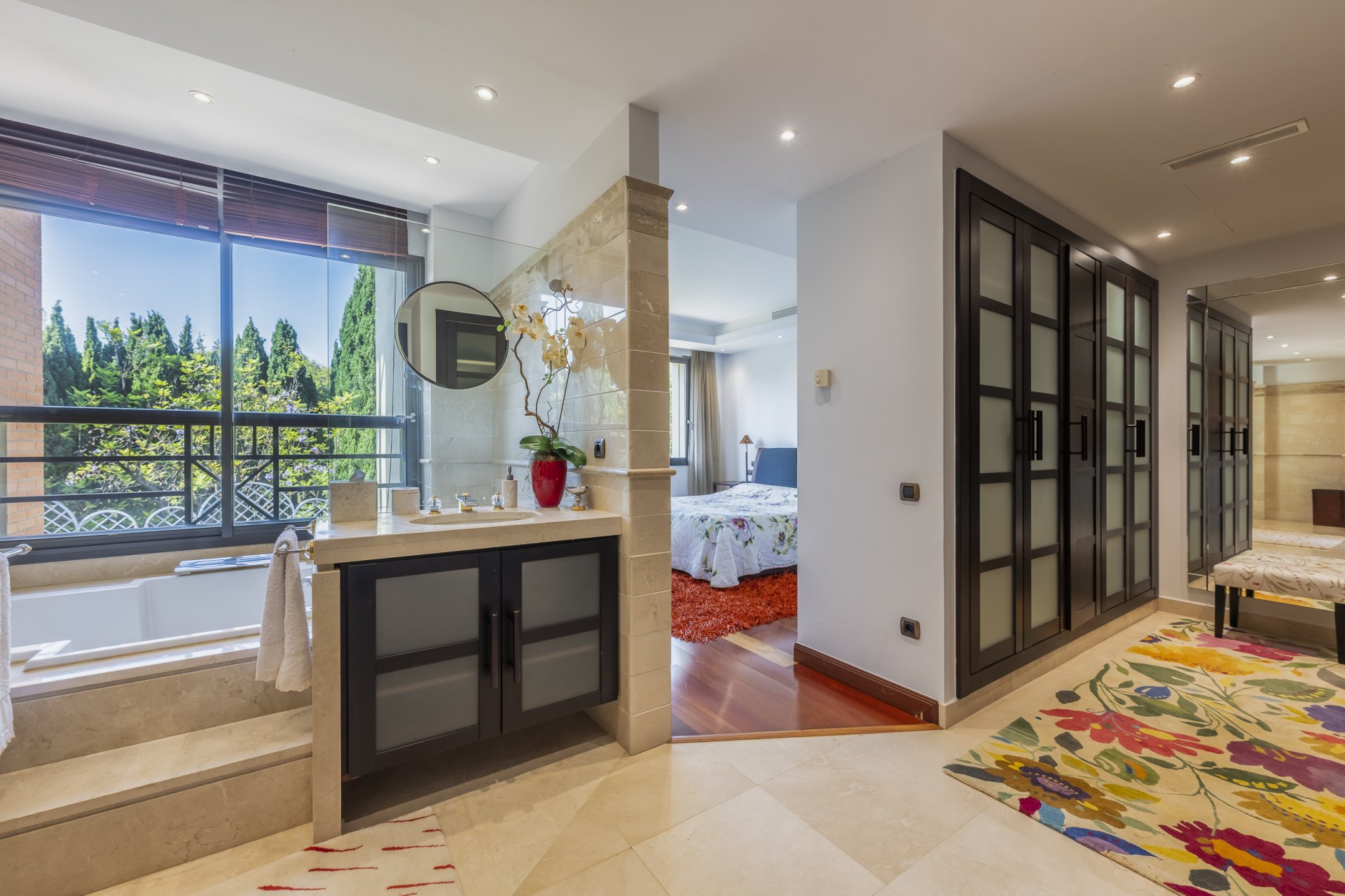 Excepcional apartamento en primera línea de playa con interiores amplios y vistas al mar, a solo unos pasos de Puerto Banús