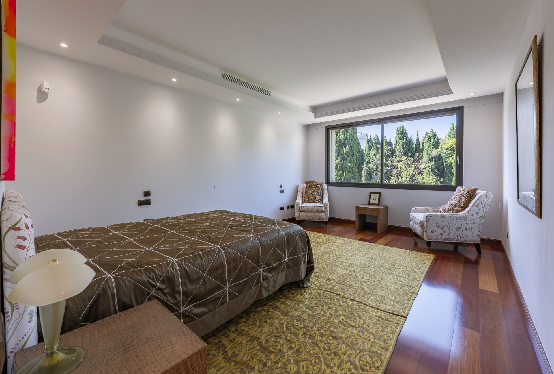 Excepcional apartamento en primera línea de playa con interiores amplios y vistas al mar, a solo unos pasos de Puerto Banús