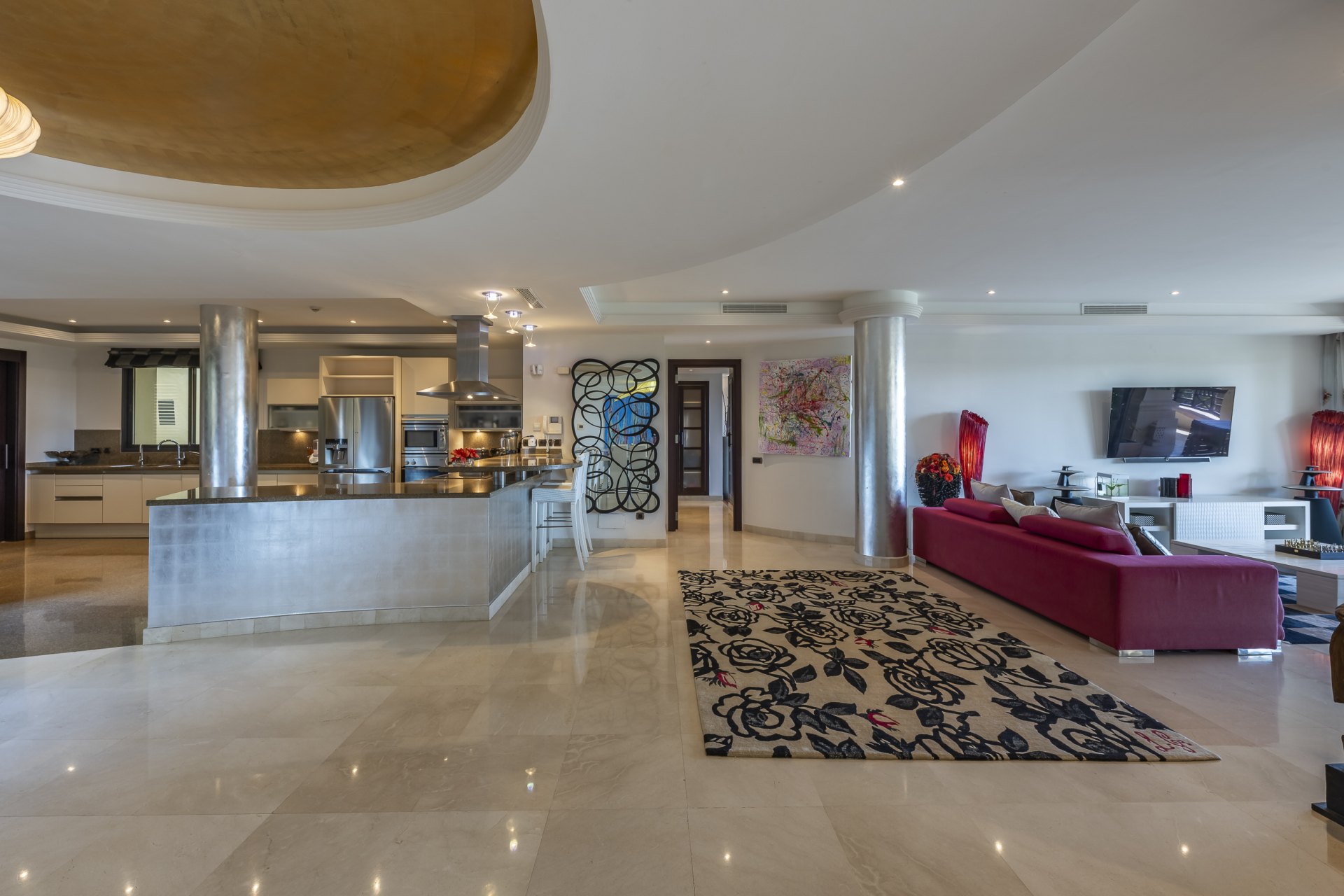 Excepcional apartamento en primera línea de playa con interiores amplios y vistas al mar, a solo unos pasos de Puerto Banús