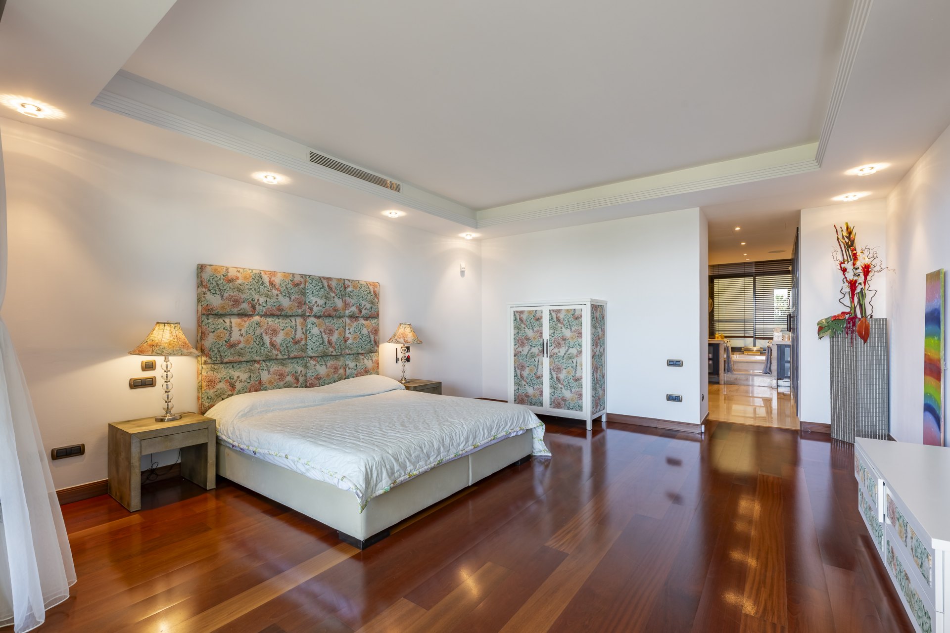 Excepcional apartamento en primera línea de playa con interiores amplios y vistas al mar, a solo unos pasos de Puerto Banús