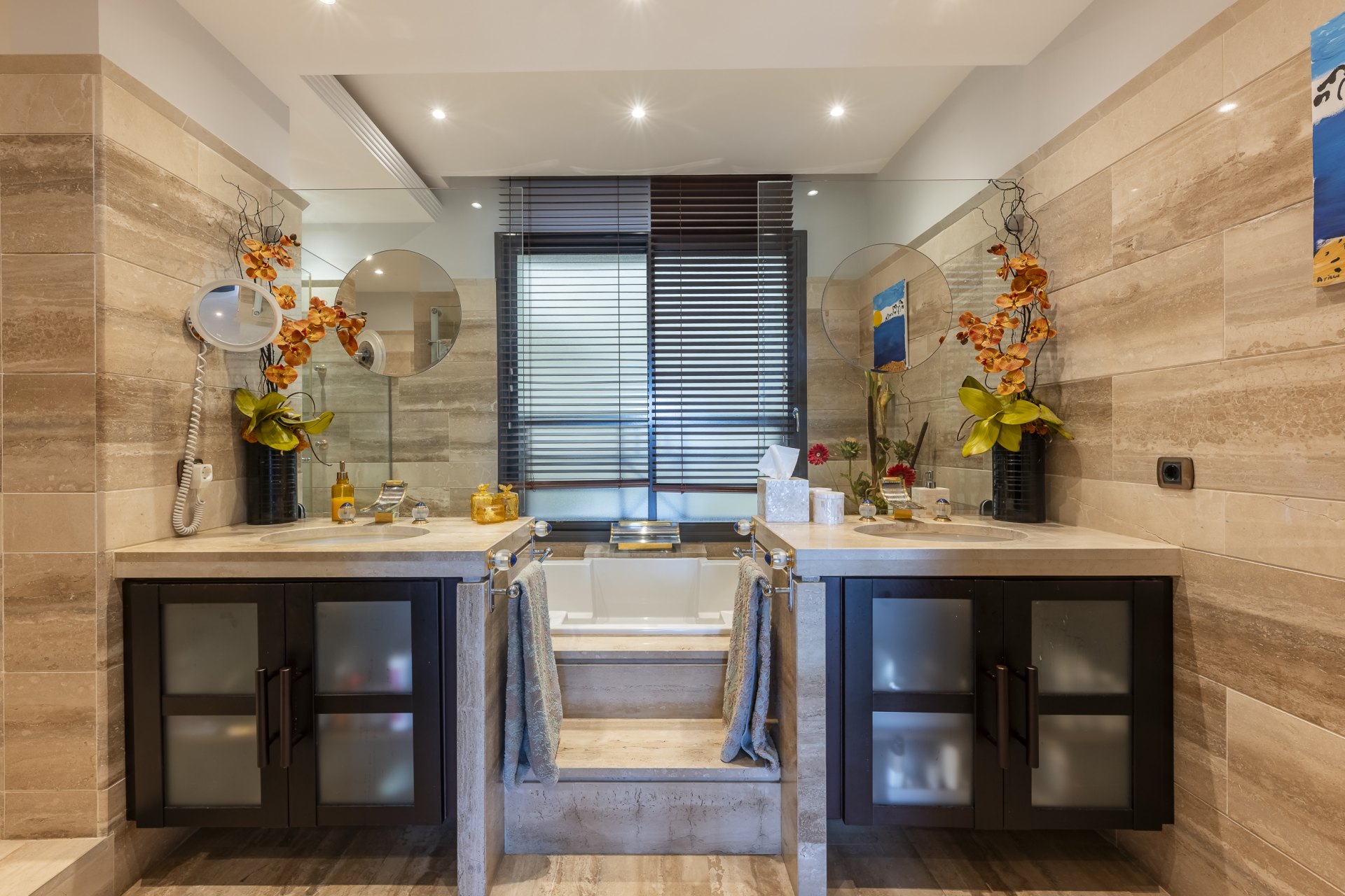 Excepcional apartamento en primera línea de playa con interiores amplios y vistas al mar, a solo unos pasos de Puerto Banús