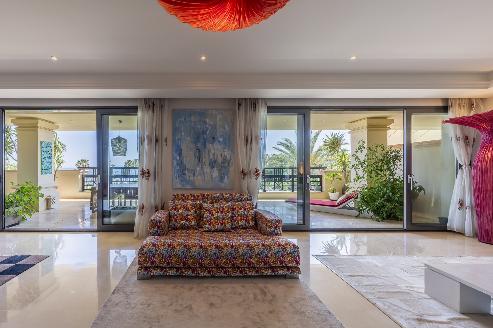 Excepcional apartamento en primera línea de playa con interiores amplios y vistas al mar, a solo unos pasos de Puerto Banús