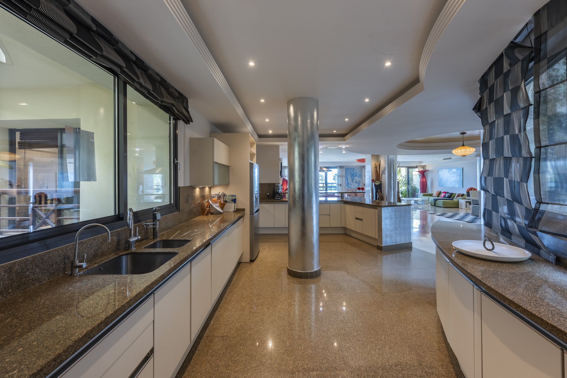 Excepcional apartamento en primera línea de playa con interiores amplios y vistas al mar, a solo unos pasos de Puerto Banús