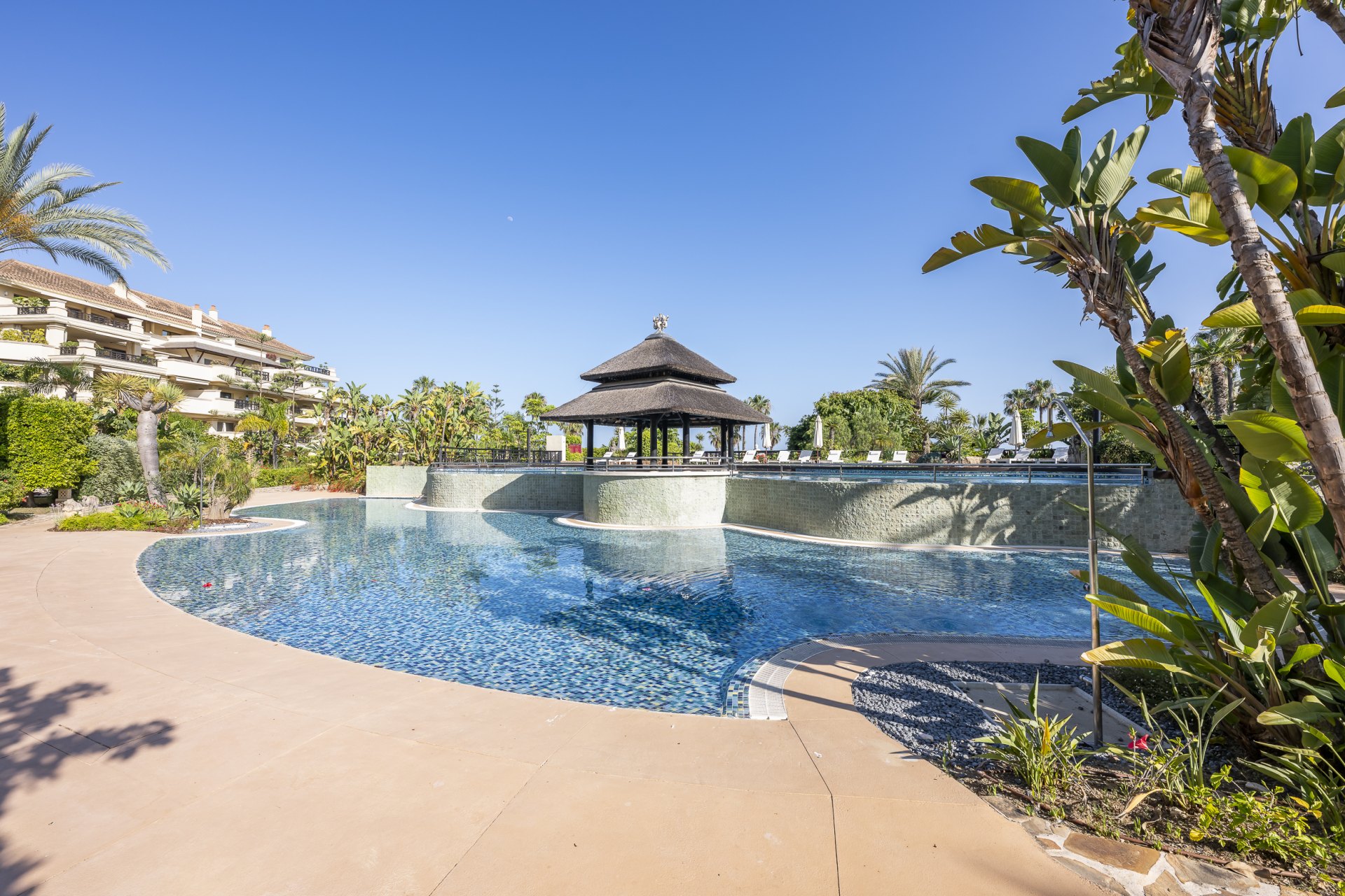 Excepcional apartamento en primera línea de playa con interiores amplios y vistas al mar, a solo unos pasos de Puerto Banús