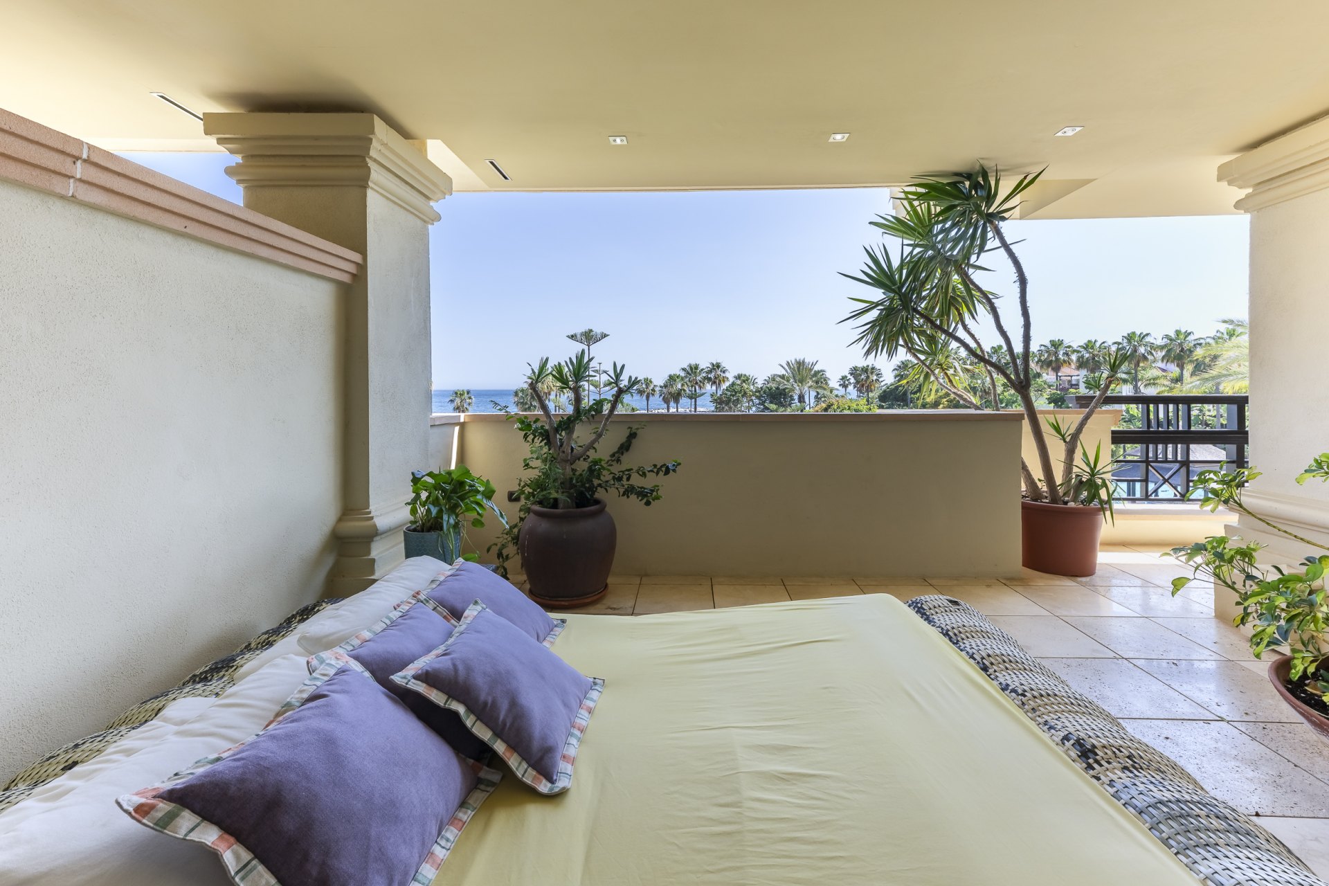 Excepcional apartamento en primera línea de playa con interiores amplios y vistas al mar, a solo unos pasos de Puerto Banús