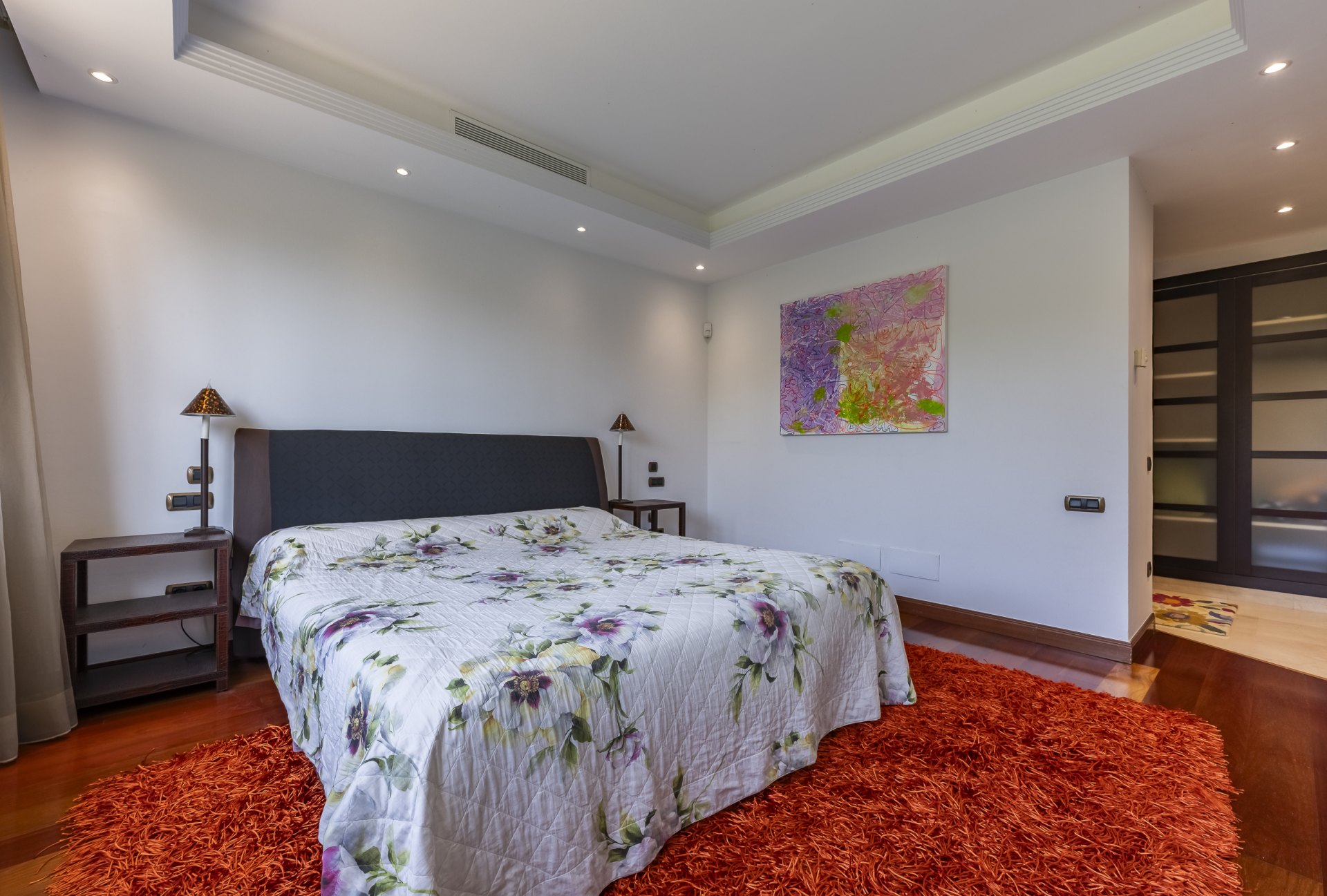 Excepcional apartamento en primera línea de playa con interiores amplios y vistas al mar, a solo unos pasos de Puerto Banús