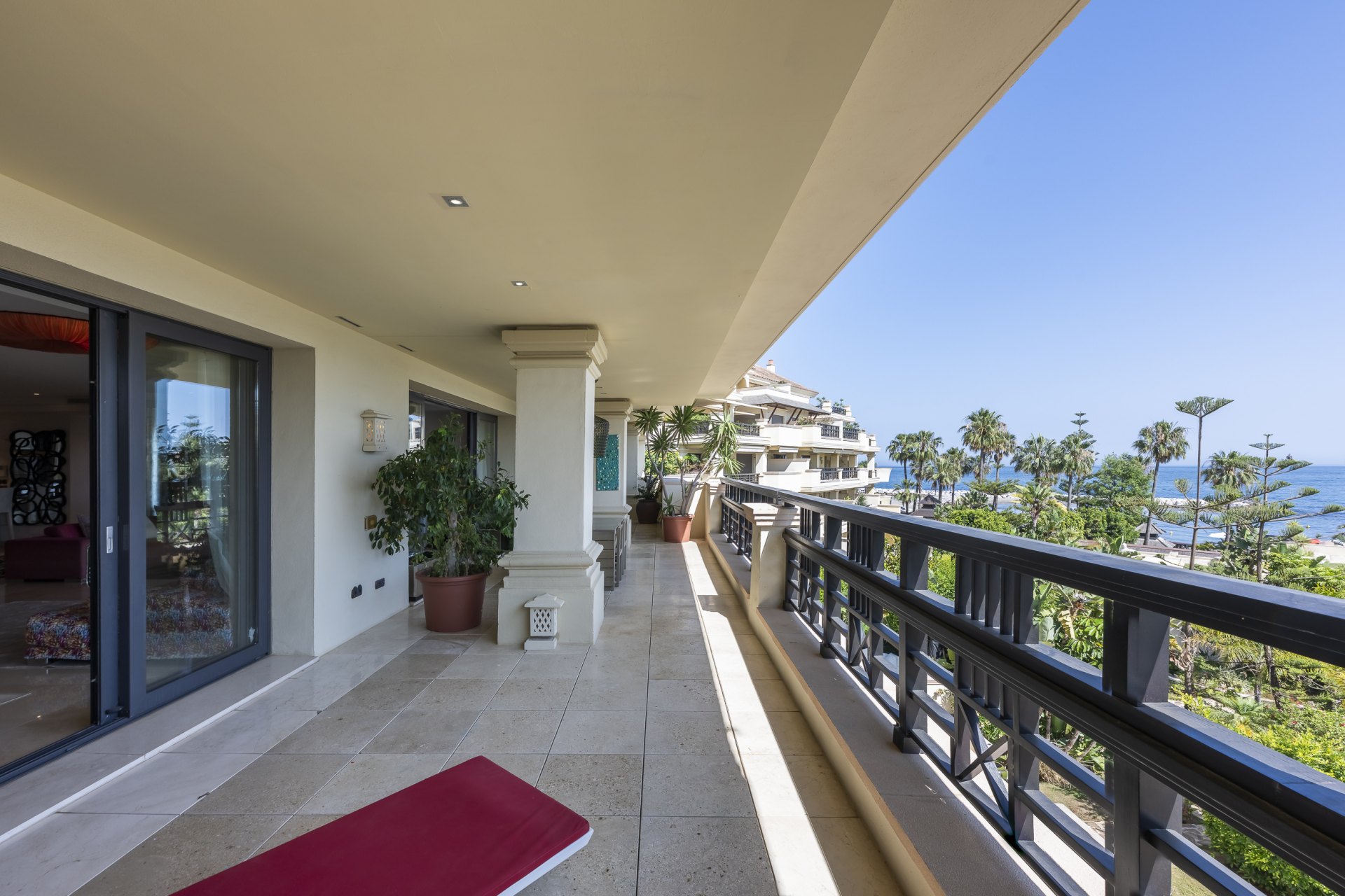 Excepcional apartamento en primera línea de playa con interiores amplios y vistas al mar, a solo unos pasos de Puerto Banús