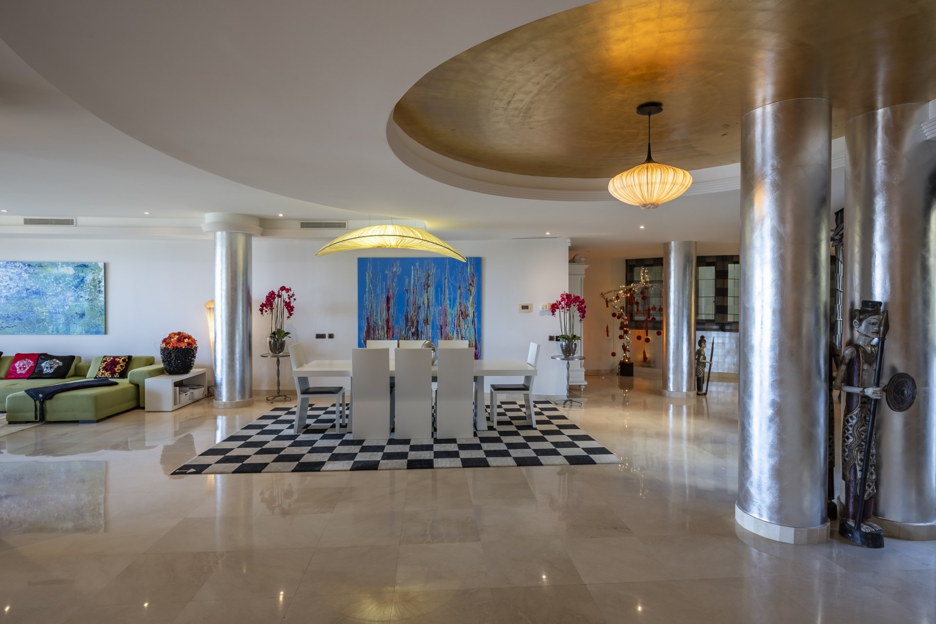 Excepcional apartamento en primera línea de playa con interiores amplios y vistas al mar, a solo unos pasos de Puerto Banús