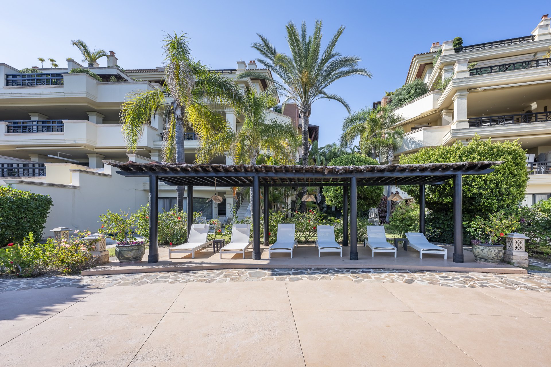 Excepcional apartamento en primera línea de playa con interiores amplios y vistas al mar, a solo unos pasos de Puerto Banús