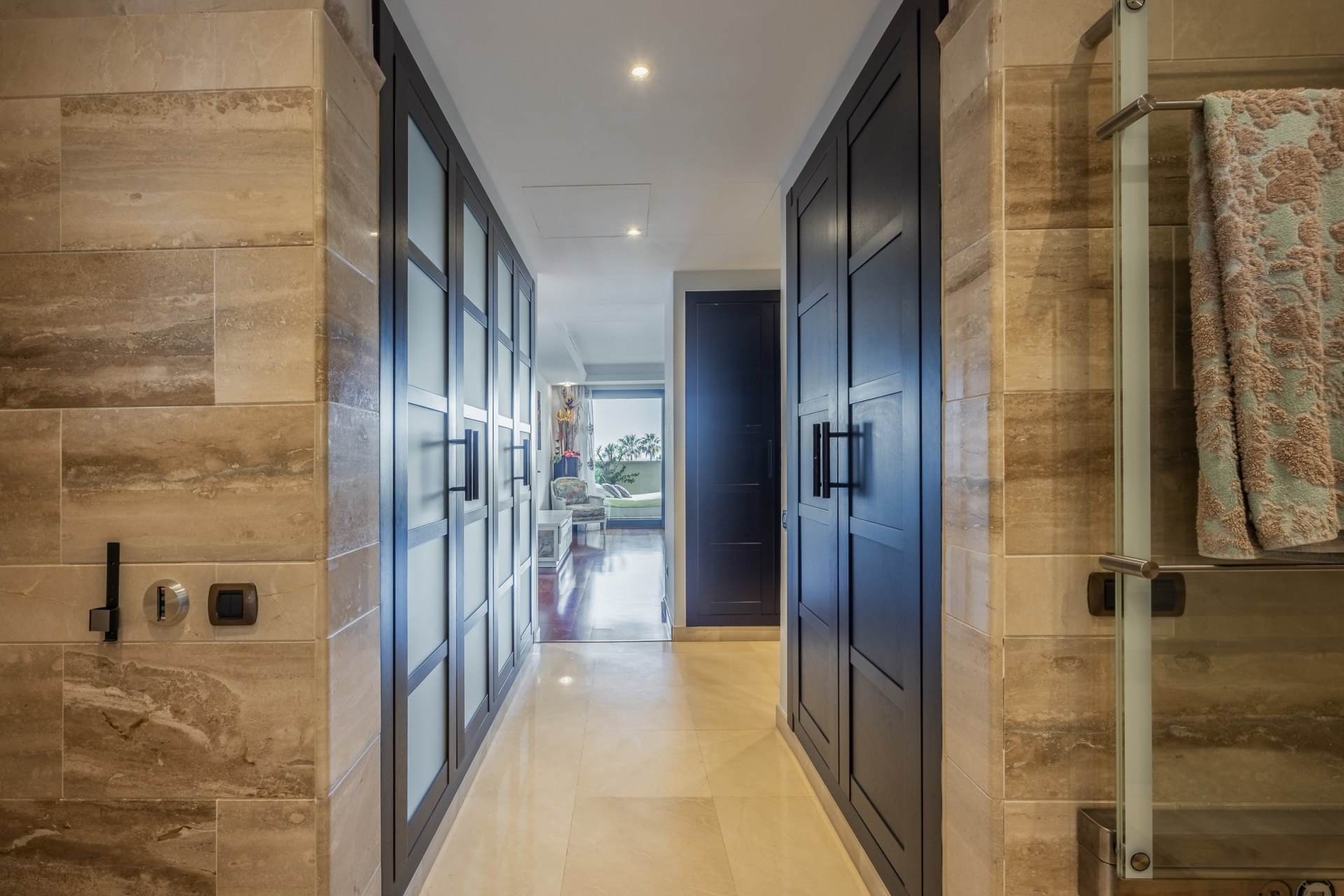 Excepcional apartamento en primera línea de playa con interiores amplios y vistas al mar, a solo unos pasos de Puerto Banús