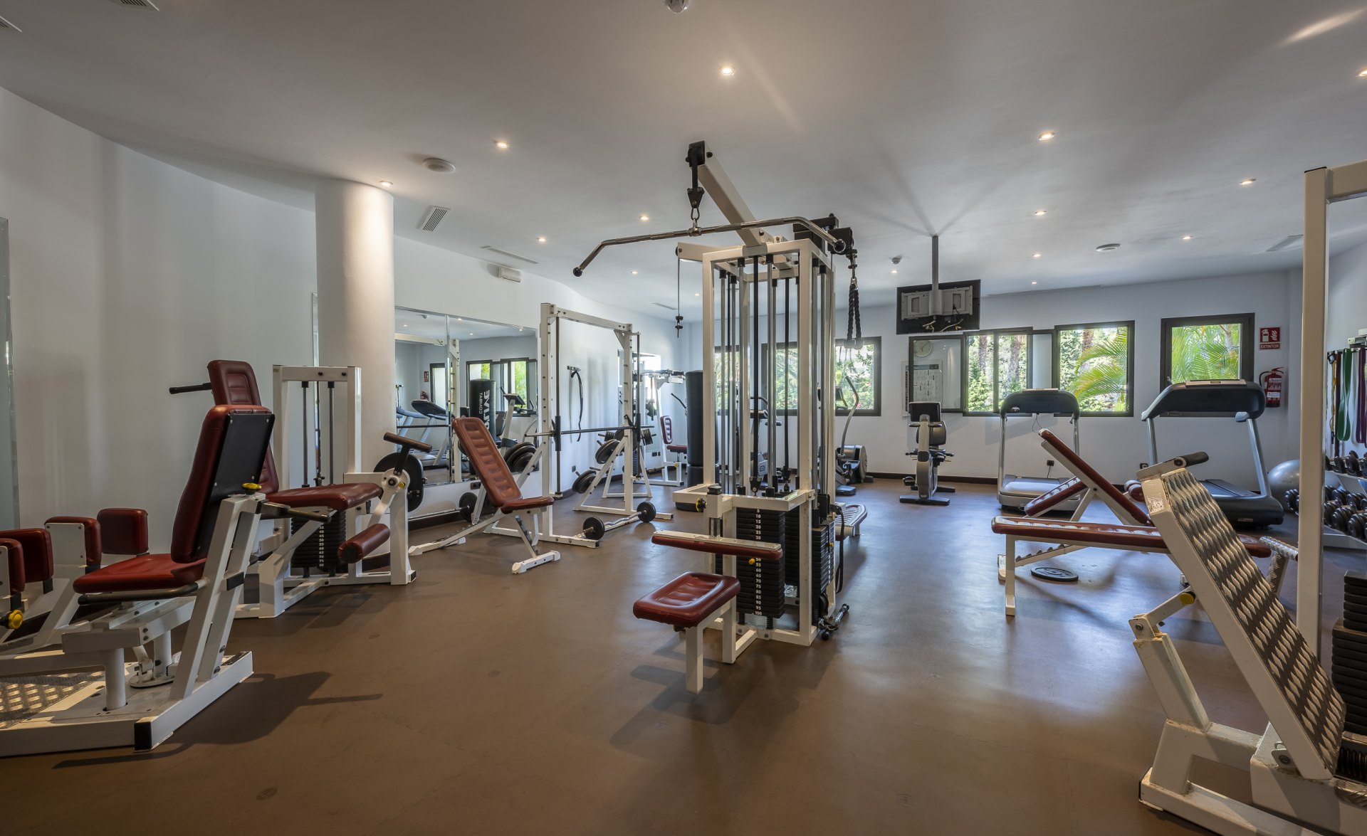 Excepcional apartamento en primera línea de playa con interiores amplios y vistas al mar, a solo unos pasos de Puerto Banús