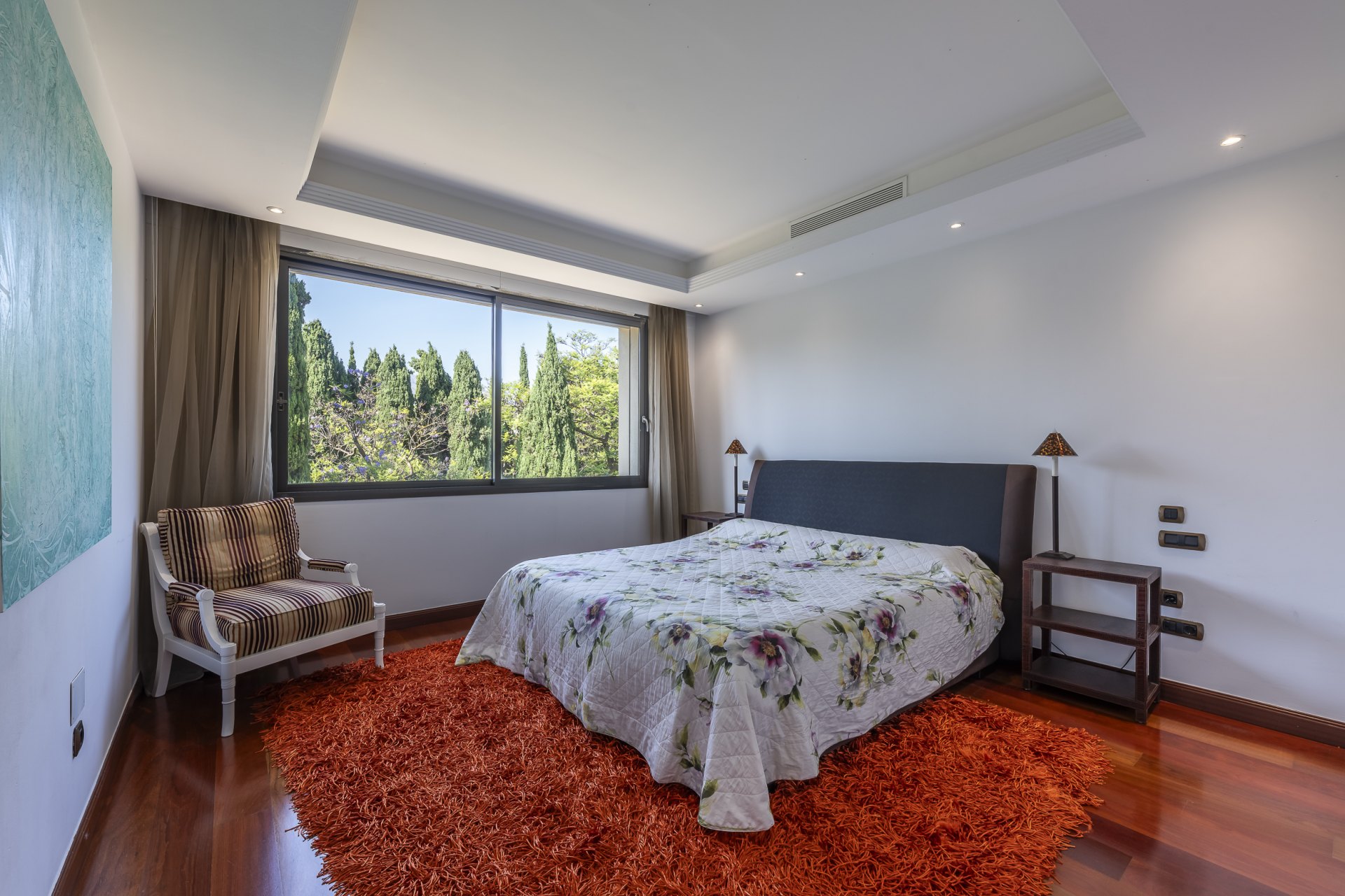 Excepcional apartamento en primera línea de playa con interiores amplios y vistas al mar, a solo unos pasos de Puerto Banús