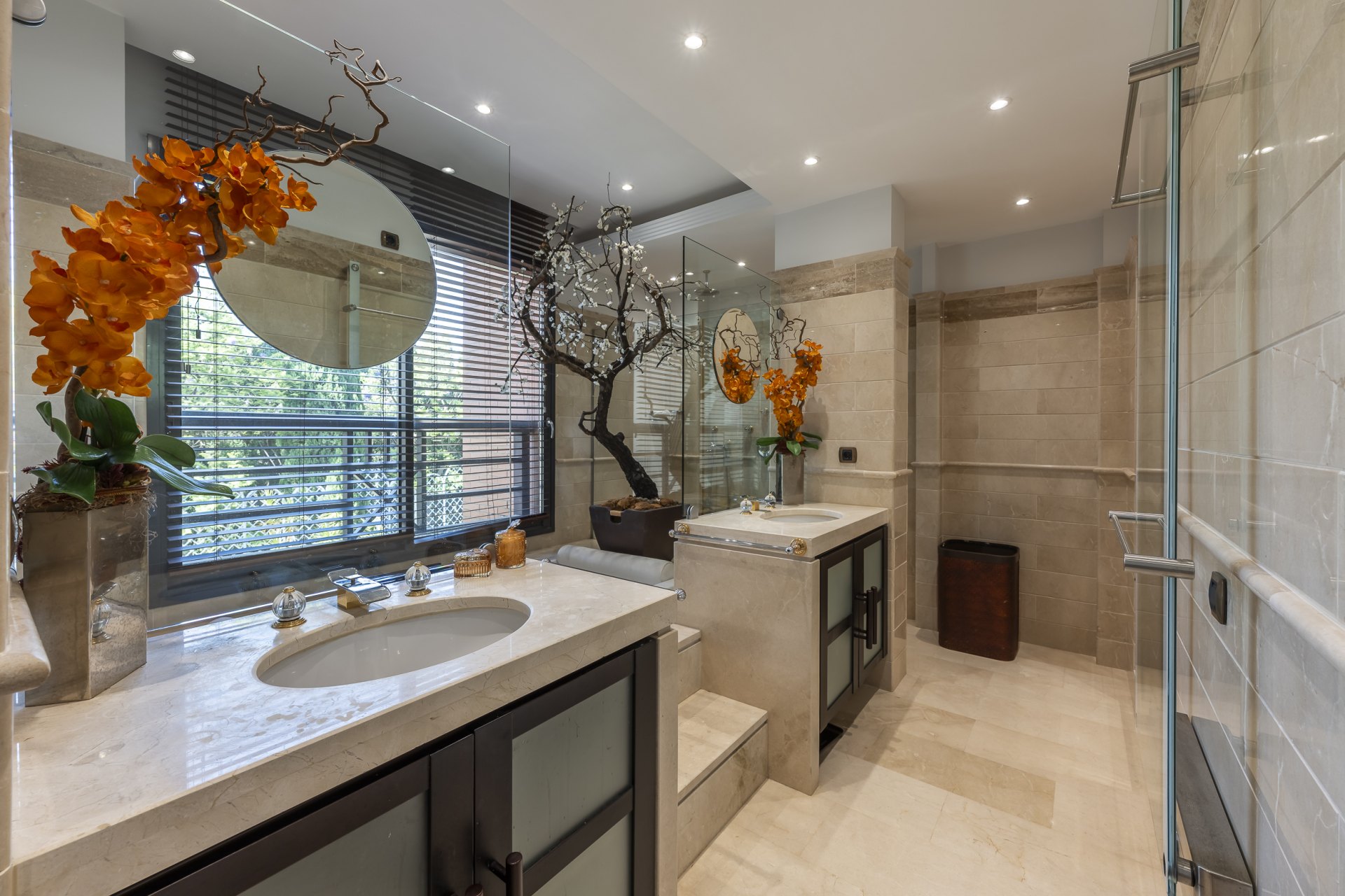 Excepcional apartamento en primera línea de playa con interiores amplios y vistas al mar, a solo unos pasos de Puerto Banús